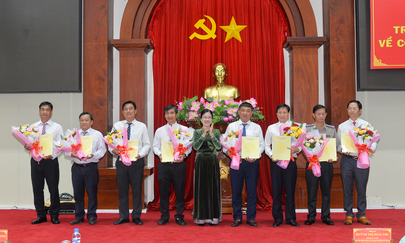 Đồng chí Nguyễn Kim Tuyến, Tỉnh uỷ viên, Bí thư Đảng uỷ, Giám đốc Sở Tài Chính trao Quyết định thành lập và tặng hoa chúc mừng các tổ chức Đảng.