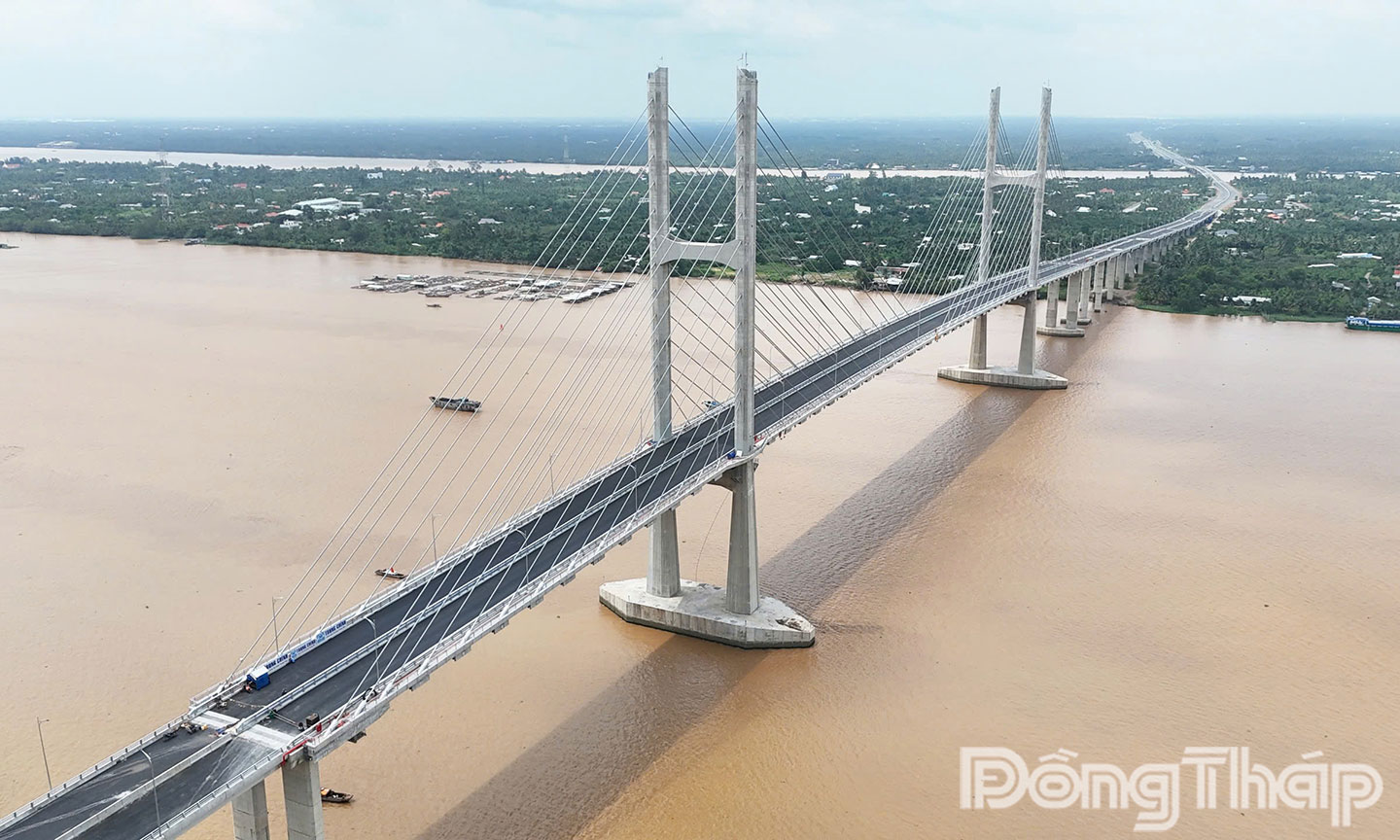 Cầu dây văng Rạch Miễu 2 với chiều dài 1.971,2m bắc qua sông Tiền, cách cầu Rạch Miễu hiện tại khoảng 4km về phía thượng lưu. Công trình có sơ đồ nhịp chính (120+270+120)m, thiết kế đường cấp III đồng bằng 4 làn xe, tổng chiều dài toàn tuyến khoảng 17,6km.