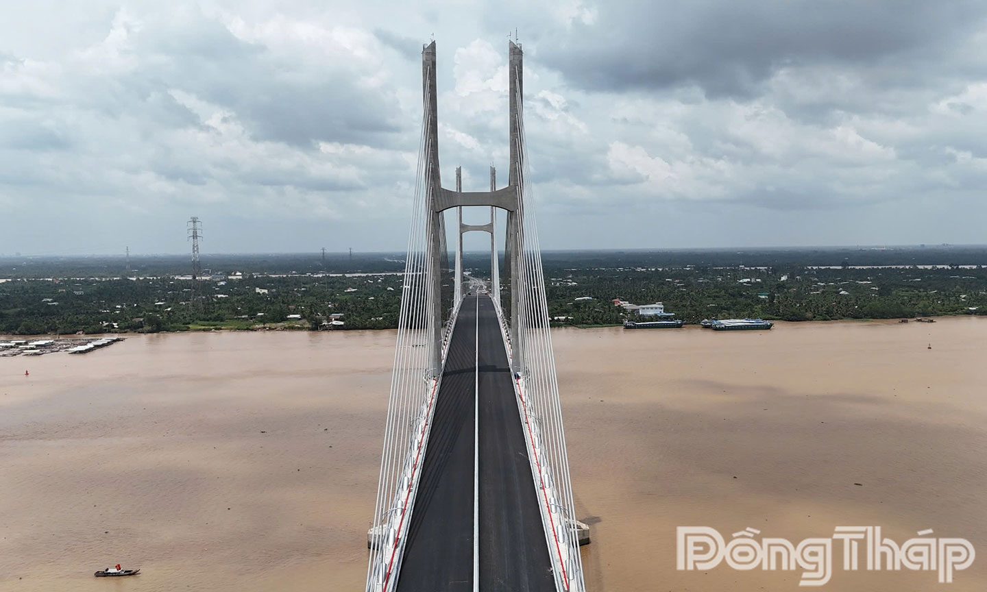 Hai trụ tháp cao vút của cầu Rạch Miễu 2 đã hoàn thành, tạo nên biểu tượng mới cho vùng đồng bằng sông Cửu Long. Với kiến trúc hiện đại, cầu không chỉ là công trình giao thông mà còn là điểm nhấn về mặt cảnh quan của khu vực.