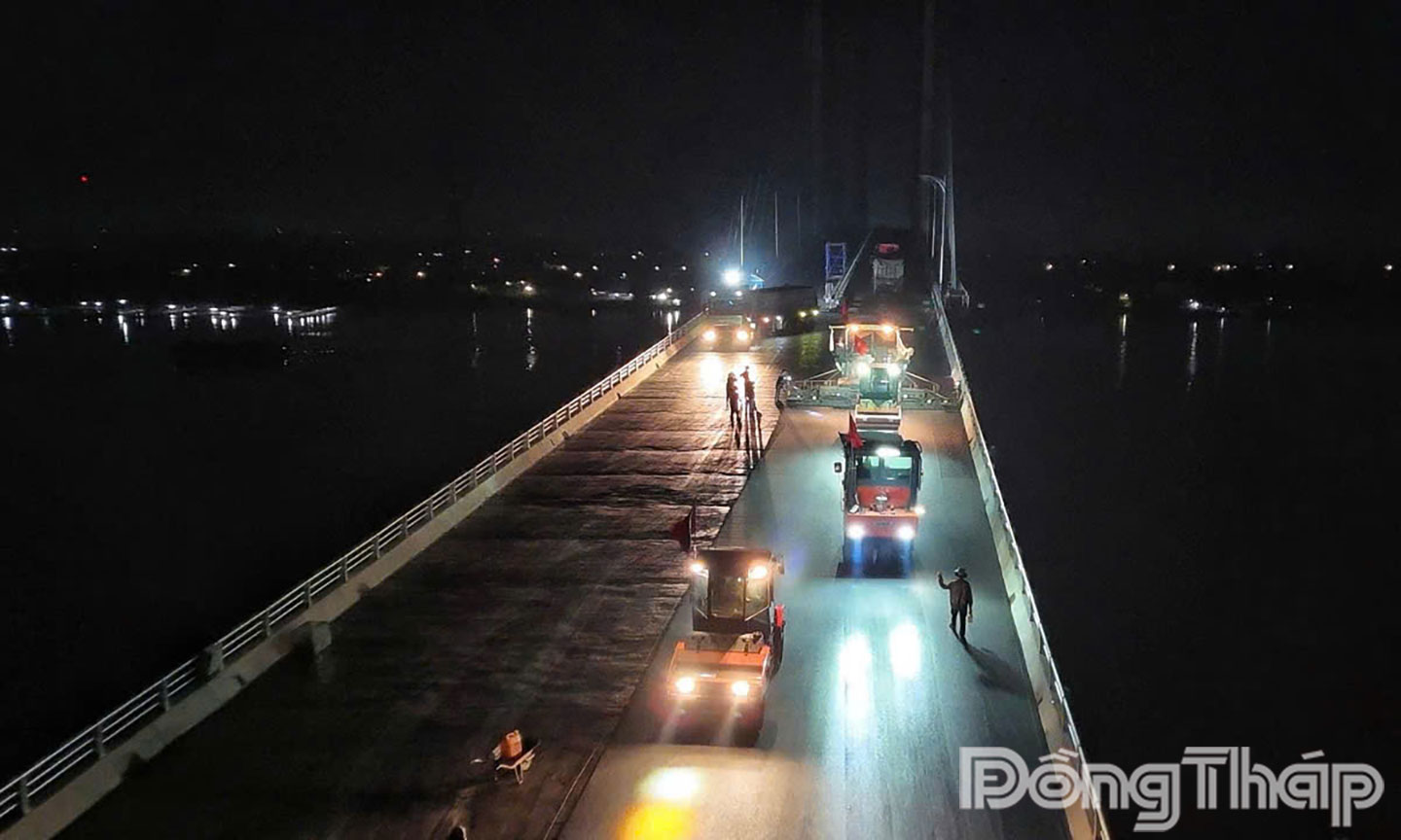 Hằng ngày, trên công trường duy trì hơn 35 mũi thi công với khoảng 100 đầu thiết bị, 350 công nhân và 70 cán bộ kỹ thuật làm việc 3 ca, 4 kíp. Tất cả đang quyết tâm hoàn thành dự án trước thời hạn theo chỉ đạo của Thủ tướng Chính phủ.