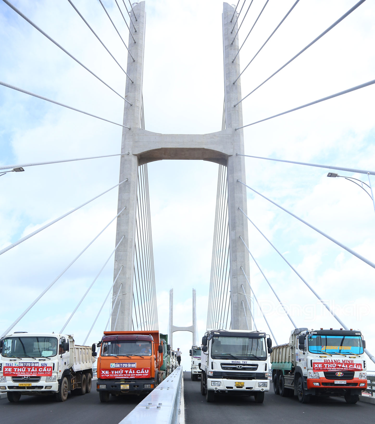Công tác thảm bê tông nhựa mặt cầu đã hoàn thành, đang chuẩn bị cho giai đoạn thử tải từ ngày 28 đến 30-7-2025. Cầu sẽ được tiến hành kiểm định thử tải với 28 xe tải có trọng lượng từ 25-30 tấn để đảm bảo độ an toàn trước khi đưa vào khai thác.