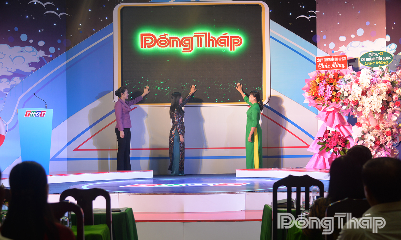 Thực hiện nghi thức ra mắt giao diện mới các nền tảng báo chí.