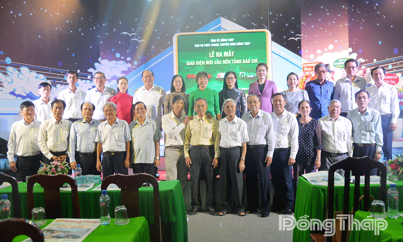 Đại biểu chụp ảnh lưu niệm.