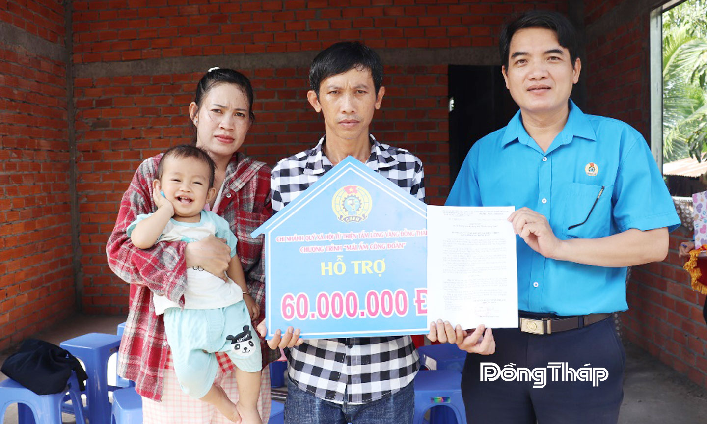 Ông Phạm Võ Đức Trung - Uỷ viên Ban Thường vụ LĐLĐ tỉnh trao quyết định và bảng tượng trưng hỗ trợ xây dựng nhà “Mái ấm Công đoàn” cho đoàn viên Bùi Trường Giang.