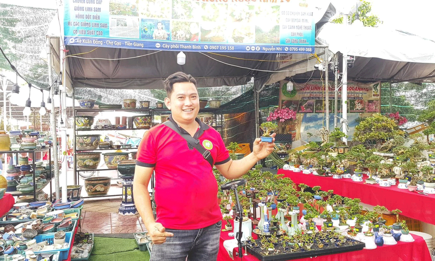 Anh Lê Tấn Thanh Bình với hàng ngàn chậu bonsai của mình.