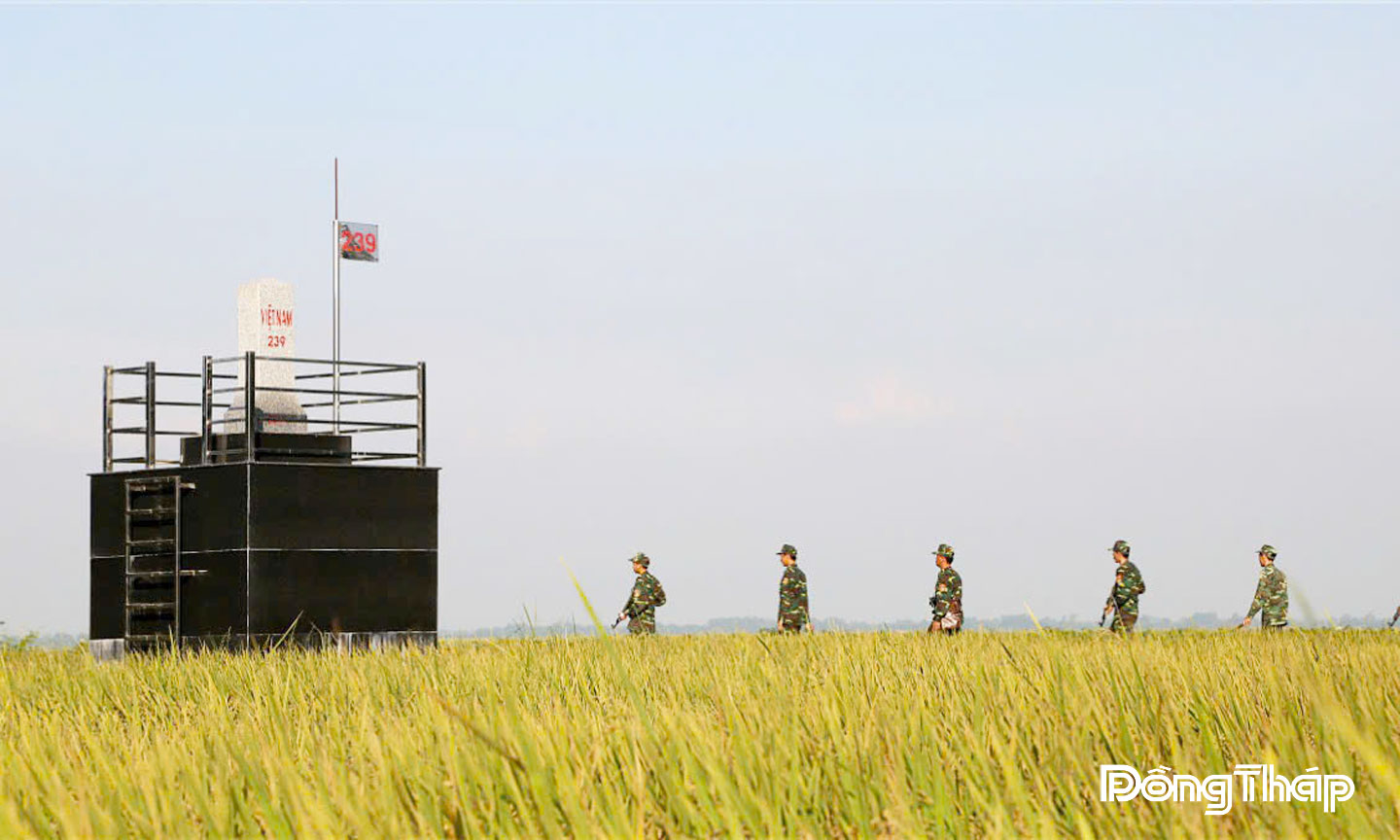 BĐBP tỉnh Đồng Tháp tuần tra kiểm tra cột mốc. 							                                     Ảnh: HÒA BÌNH