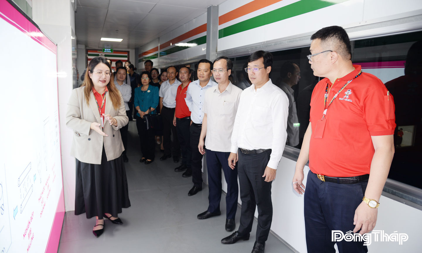  L&atilde;nh đạo tỉnh t&igrave;m hiểu hoạt động sản xuất tại C&ocirc;ng ty TNHH Want Want Việt Nam.