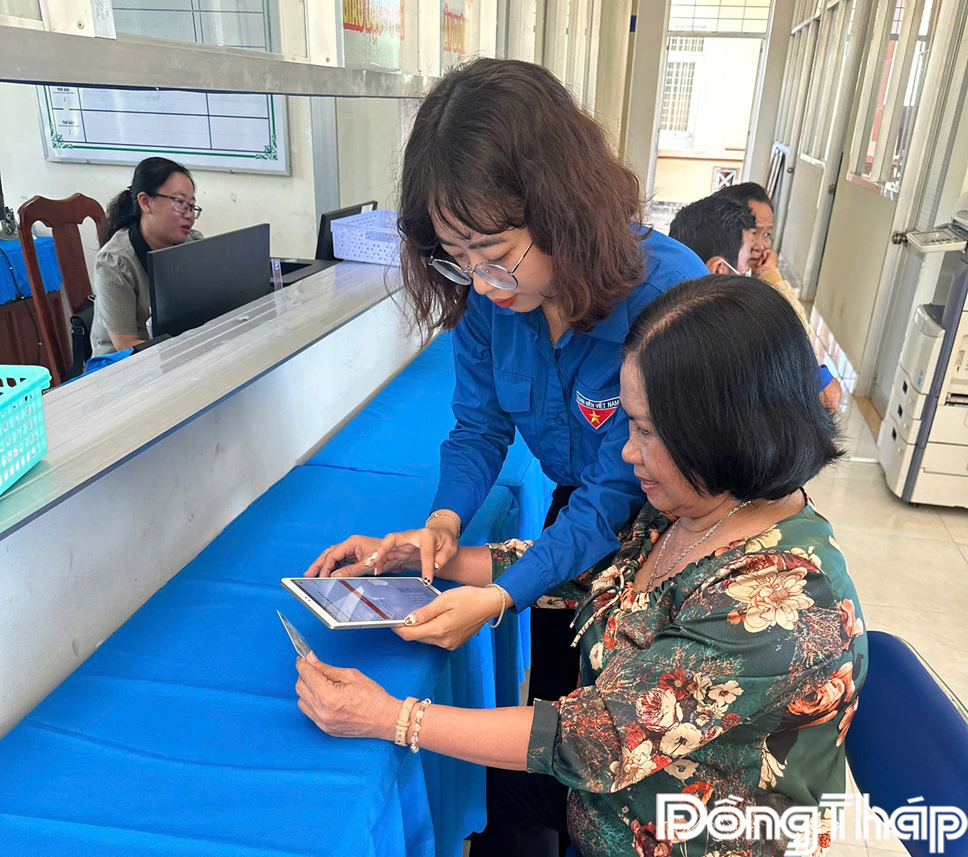 hướng dẫn, hỗ trợ người dân thông tin về quy trình, các bước điền các mẫu hồ sơ.