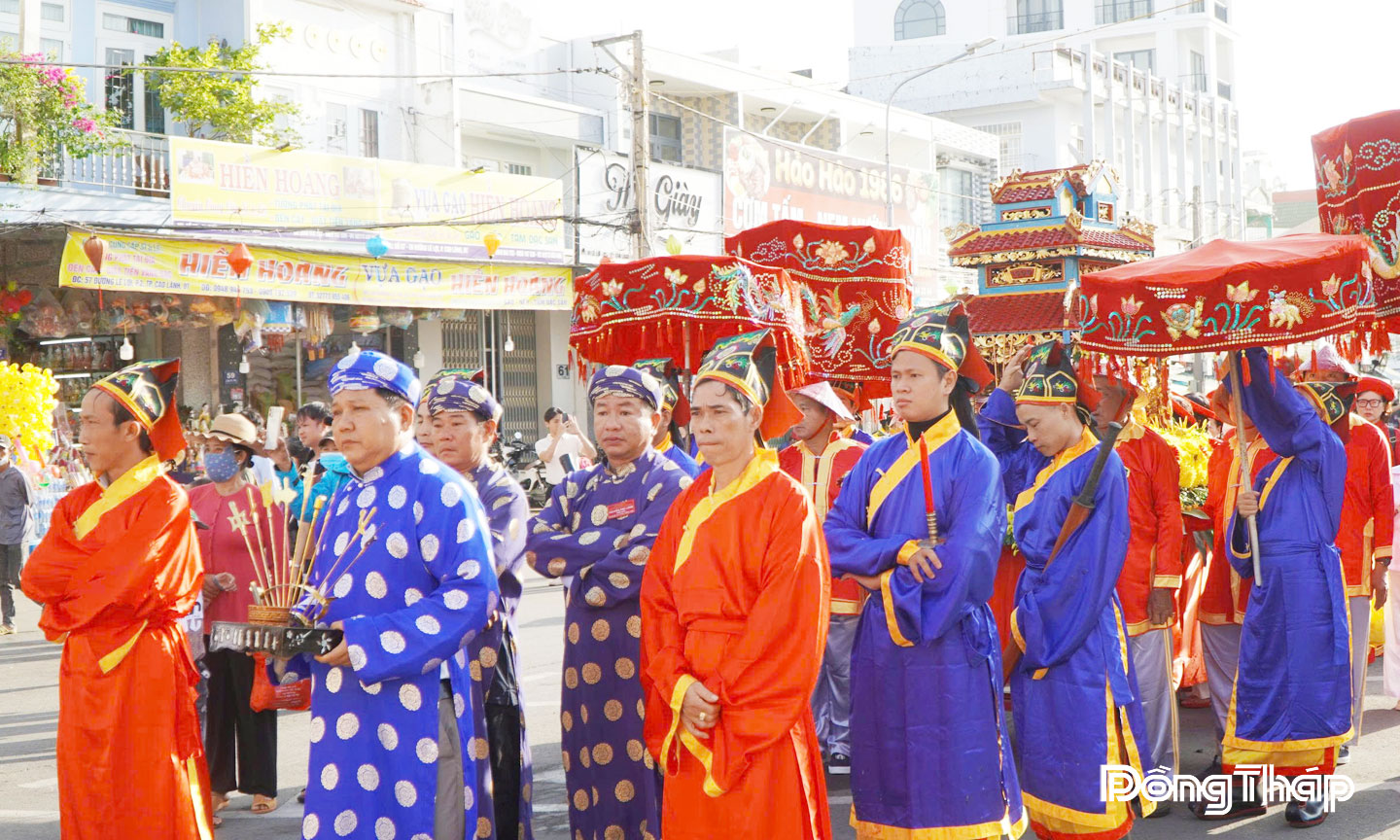 Ban Tế tự Đền thờ ông, bà Đỗ Công Tường thực hiện Lễ Nghinh Sắc theo nghi thức dân gian truyền thống.