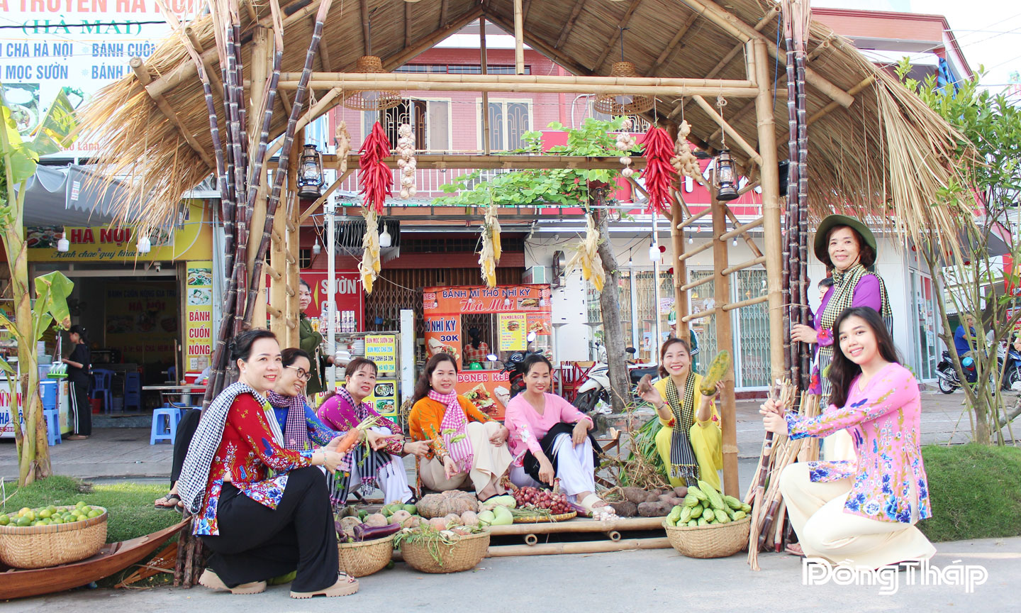 Du khách đến dự Lễ giỗ ông, bà Đỗ Công Tường và tham quan, chụp ảnh lưu niệm với các tiểu cảnh được tái hiện không gian xưa, góp phần quảng bá văn hóa Đồng Tháp.