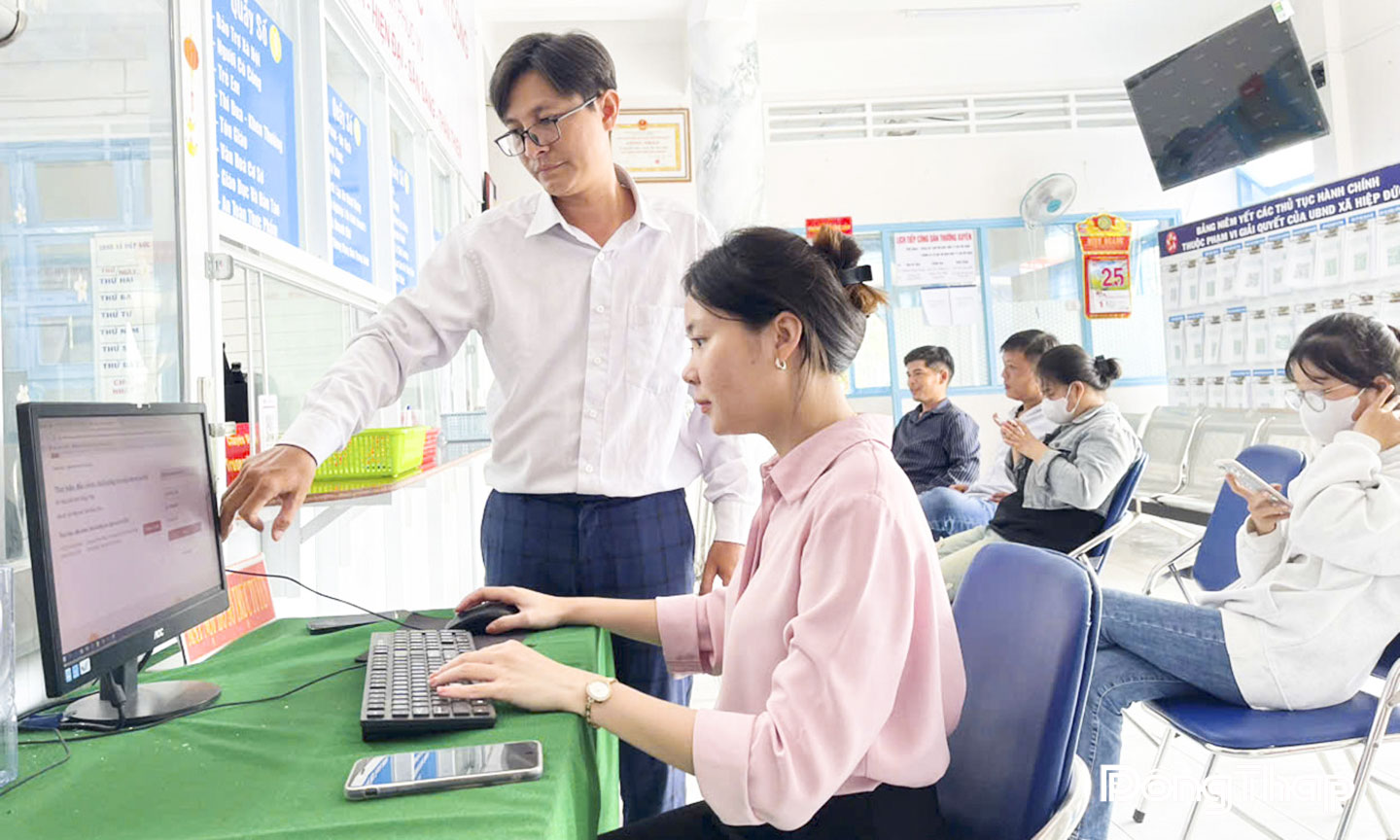  Cán bộ, viên chức ở Trung tâm Phục vụ hành chính công xã tận tình hướng dẫn người dân thực hiện các thủ tục hành chính.