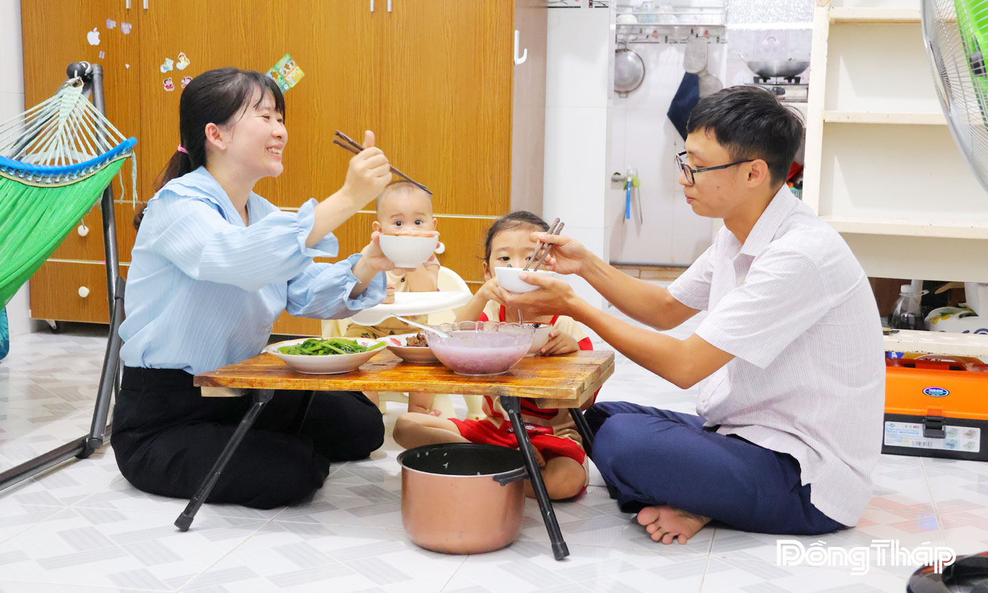 Bữa cơm ấm áp của gia đình anh Võ Quốc Sĩ và chị Đặng Thị Bích Trâm  cùng hai con nhỏ tại nơi ở mới sau giờ làm việc.