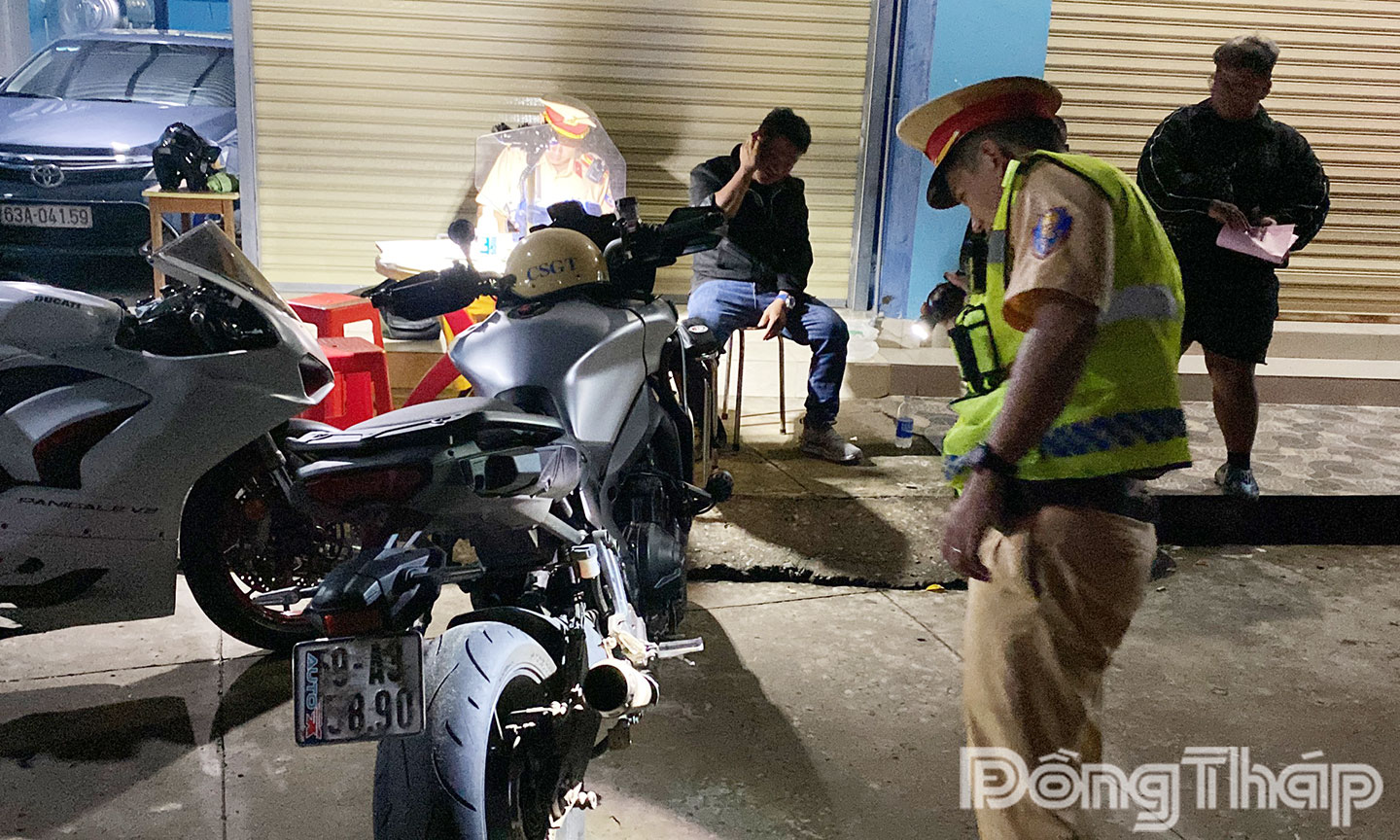Lực lượng CSGT kiểm tra xe vi phạm.