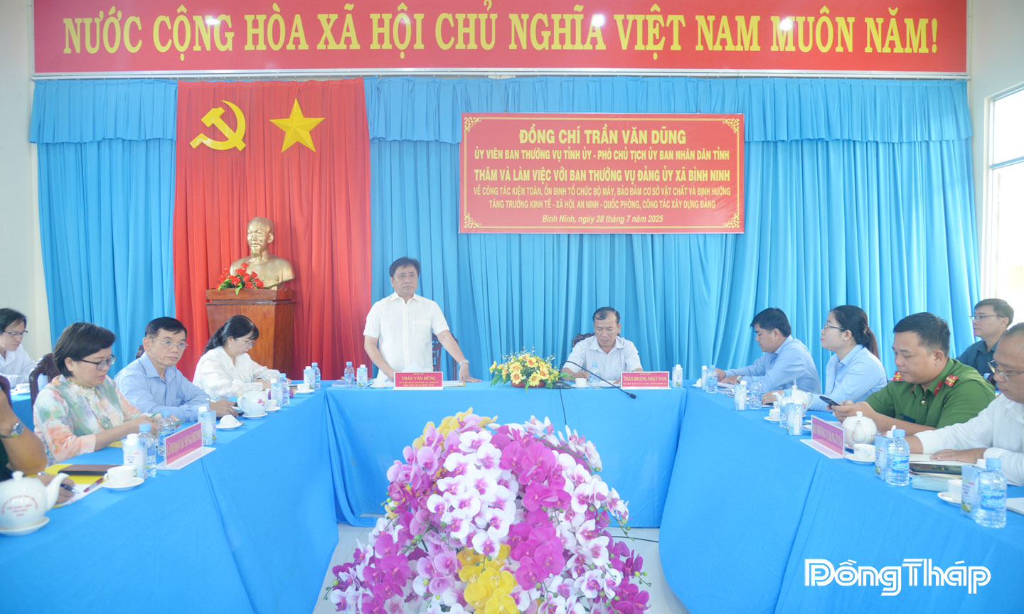 Đồng chí Trần Văn Dũng, Phó Chủ tịch UBND tỉnh làm việc với Ban Thường vụ Đảng ủy xã Bình Ninh.