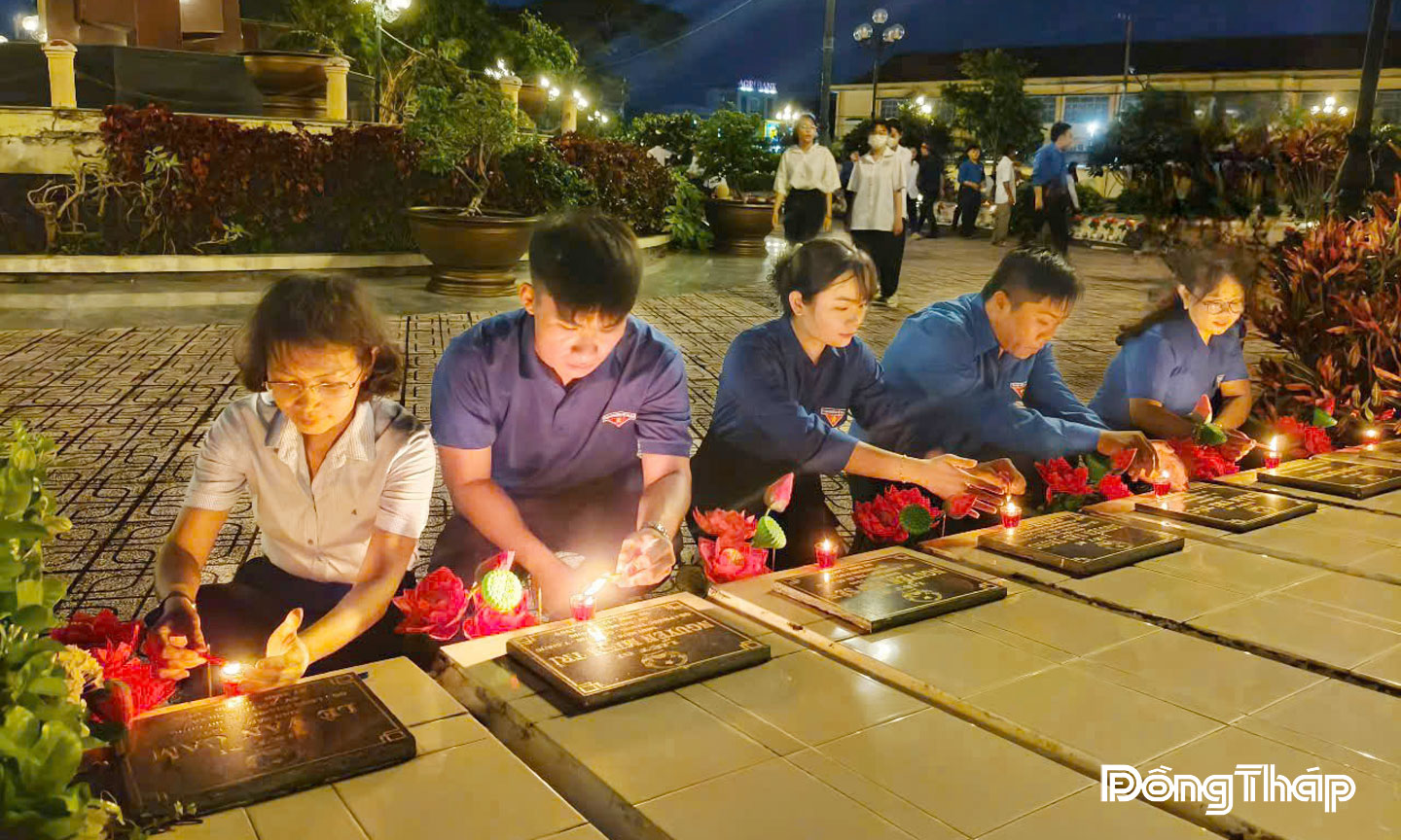 Đoàn viên, thanh niên xã Tân Đông tổ chức chăm sóc, dọn vệ sinh nhà bia liệt sĩ, thắp nến tri ân...