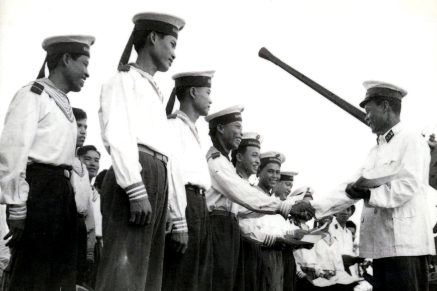 hủ trưởng Bộ Tư lệnh Hải quân tặng bằng khen cho cán bộ, chiến sĩ có thành tích xuất sắc trong trận chiến đấu ngày 5/8/1964. Ảnh TL