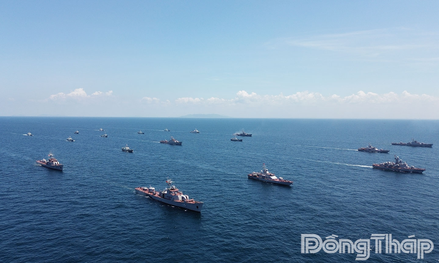 Lực lượng tàu mặt nước Vùng 2 Hải quân huấn luyện trên biển