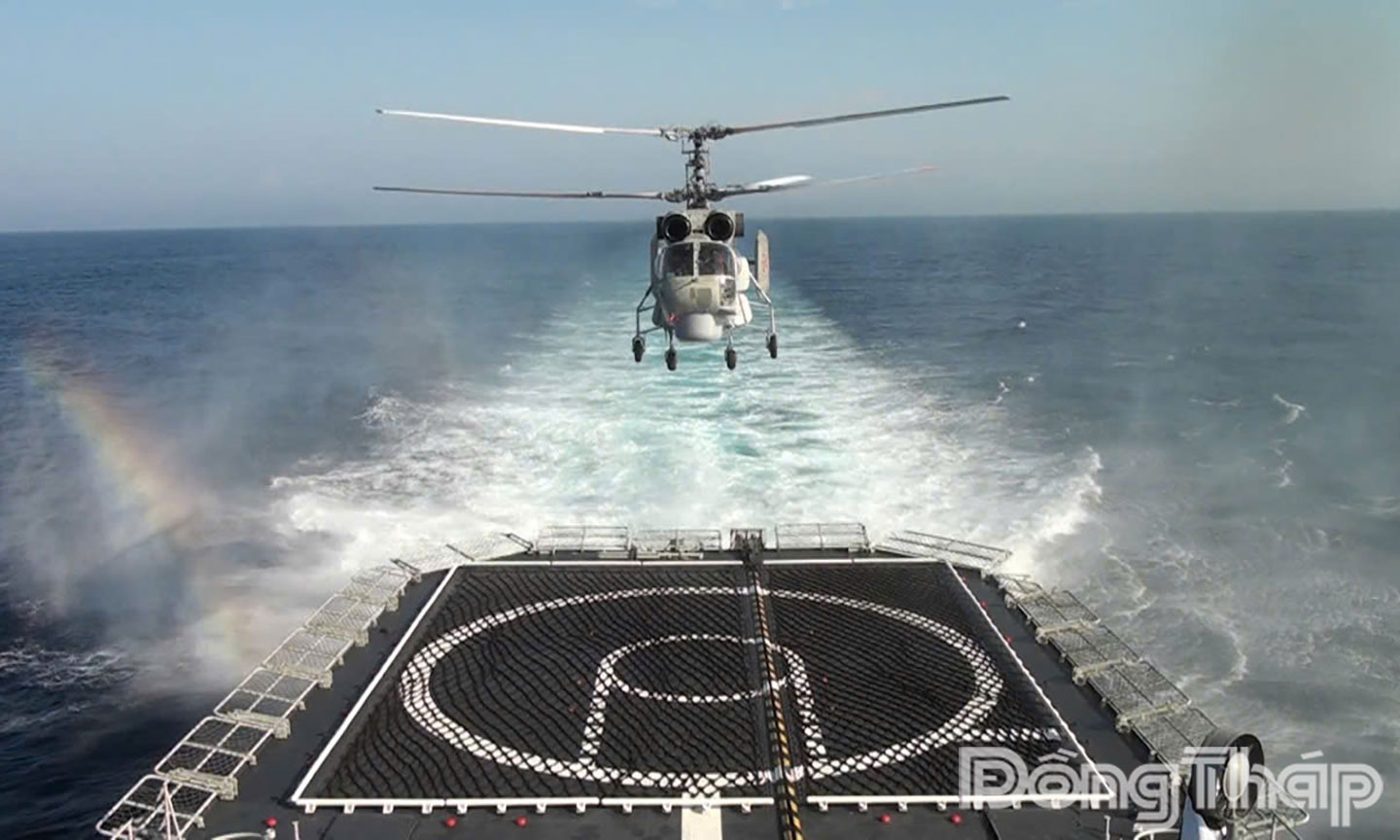 Trực thăng Ka-28 Lữ đoàn 954 Hải quân huấn luyện cất hạ cánh trên tàu