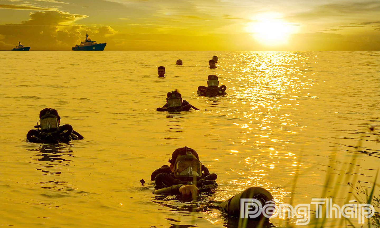 Lực lượng đặc công nước huấn luyện tiếp cận mục tiêu