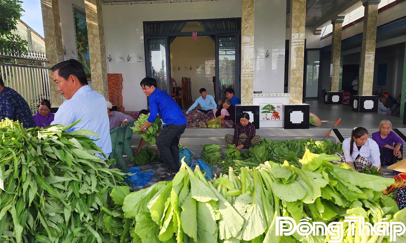 Niềm vui của người dân khi tham gia phiên chợ