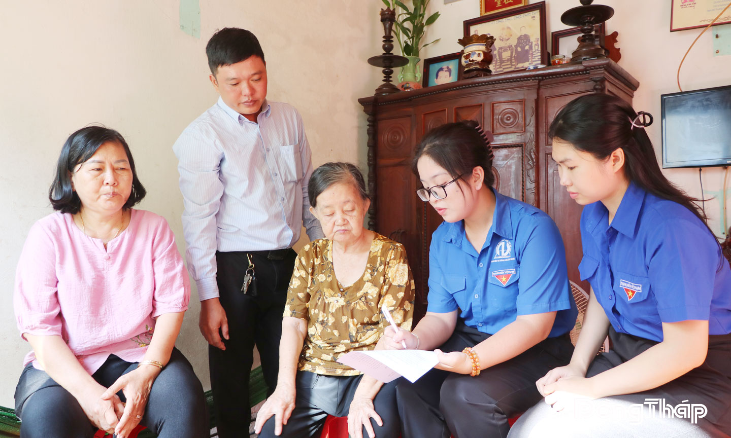 Cán bộ Phòng Văn hóa - Xã hội phường Đạo Thạnh, Trưởng Khu phố 5 cùng đoàn viên, thanh niên hỗ trợ bà Trần Phước Thiện làm thủ tục hưởng trợ cấp hưu trí xã hội.