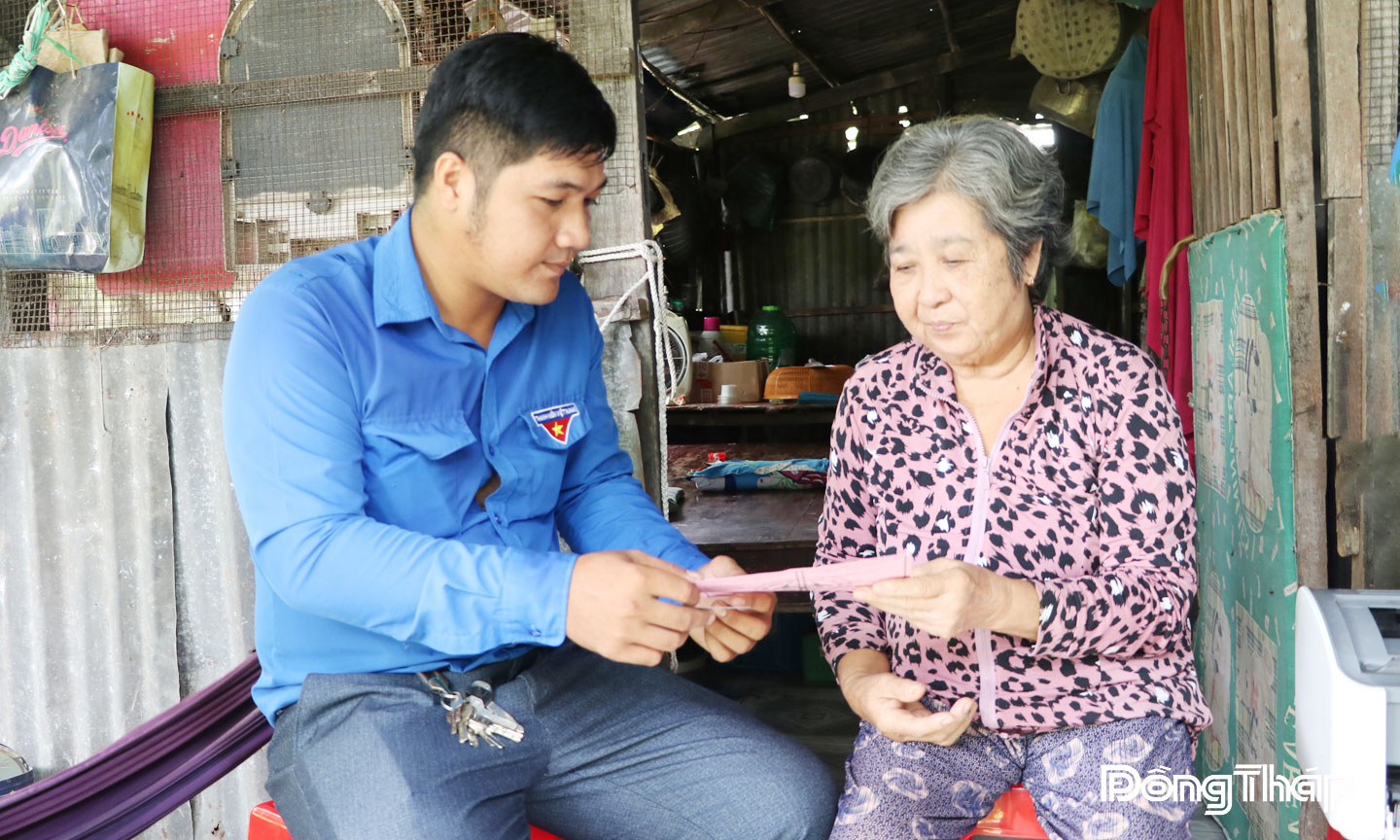 Đoàn viên, thanh niên xã Tân Khánh Trung đến nhà người cao tuổi thông tin về Nghị định 176 và hỗ trợ làm thủ tục hưởng trợ cấp hưu trí xã hội.