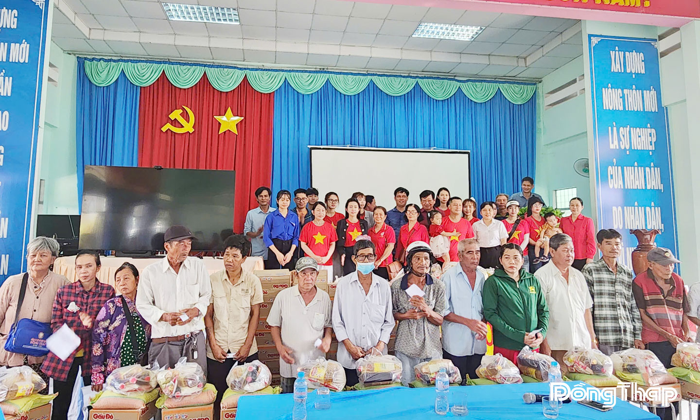 Đảng ủy, Hội đồng nhân dân, Ủy ban nhân dân, Ủy ban Mặt trận Tổ quốc Việt Nam xã Phú Thành, tỉnh Đồng Tháp  tổ chức tặng quà cho hộ nghèo, hộ cận nghèo, hộ có hoàn cảnh khó khăn.                                                              Ảnh: THANH ĐẠT