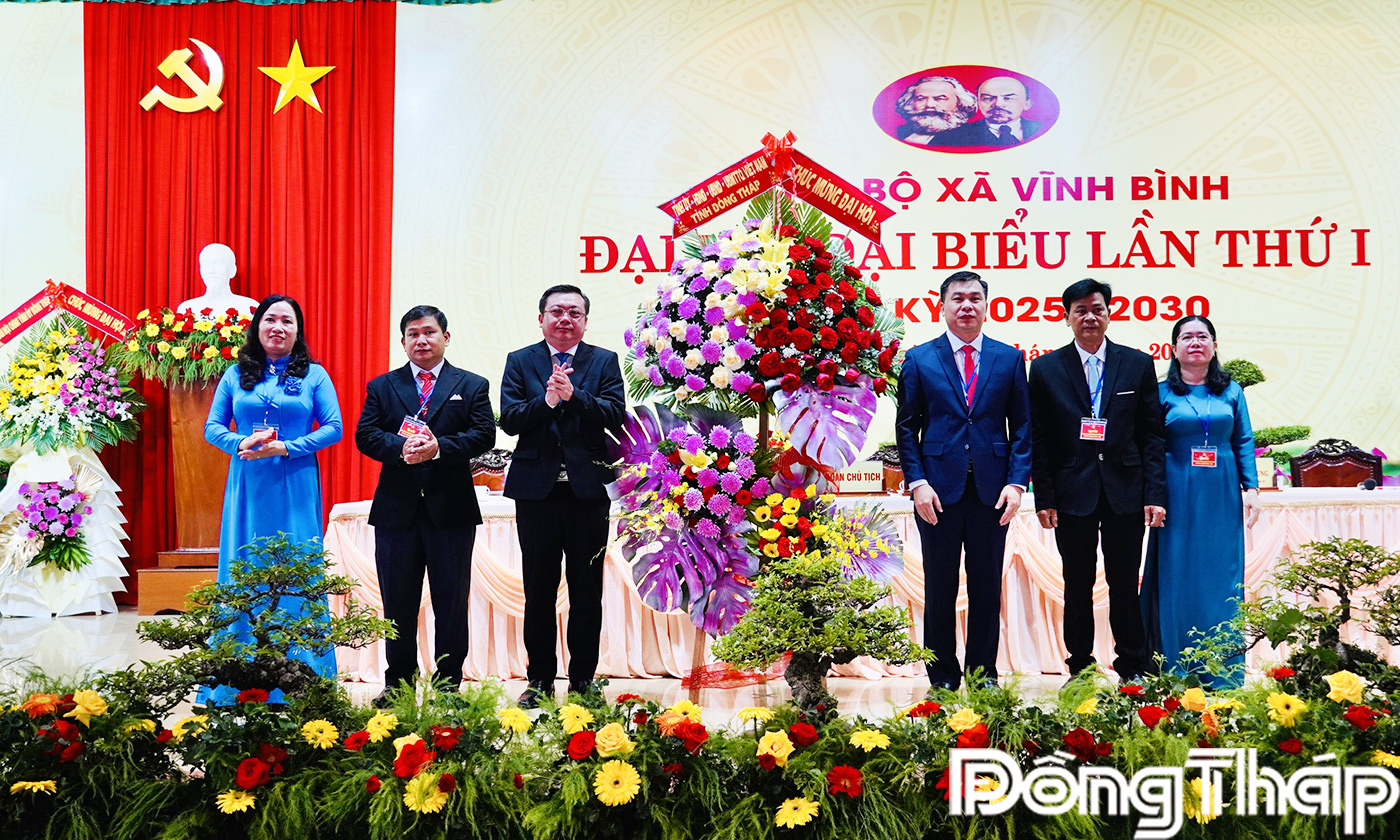 đồng chí Phan Văn Thương, Ủy viên Ban Thường vụ, Trưởng Ban Nội chính Tỉnh ủy, thay mặt Ban Thường vụ Tỉnh ủy Đồng Tháp, lên sân khấu tặng hoa chúc mừng Đại hội Đảng bộ xã Vĩnh Bình.