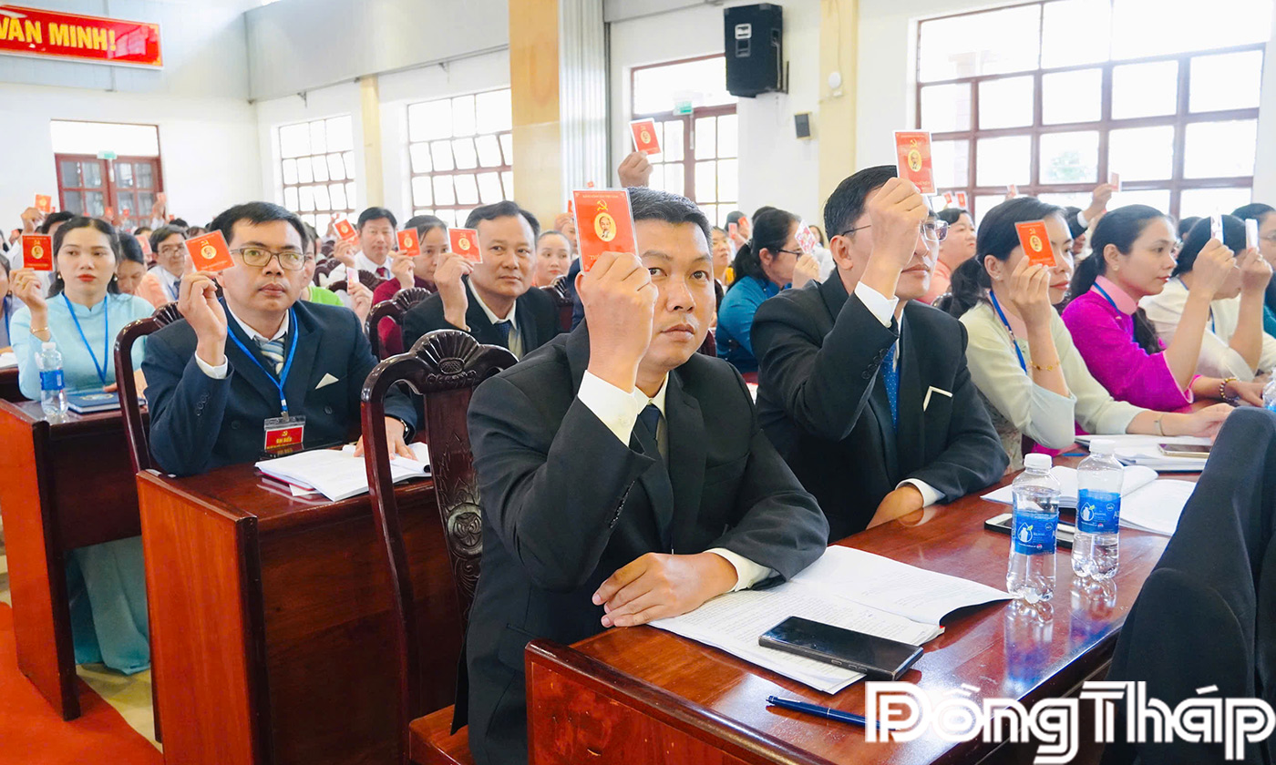 Đại biểu biểu quyết thông qua các chỉ tiêu Nghị quyết nhiệm kỳ 2025-2030.