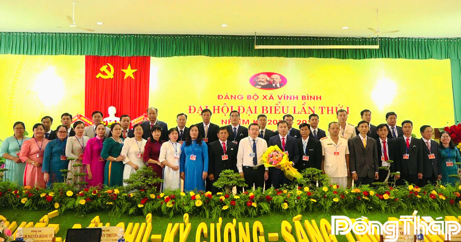 đồng chí Phan Văn Thương, Ủy viên Ban Thường vụ, Trưởng Ban Nội chính Tỉnh ủy, thay mặt Ban Thường vụ Tỉnh ủy Đồng Tháp, lên sân khấu tặng hoa chúc mừng Đại hội Đảng bộ xã Vĩnh Bình.