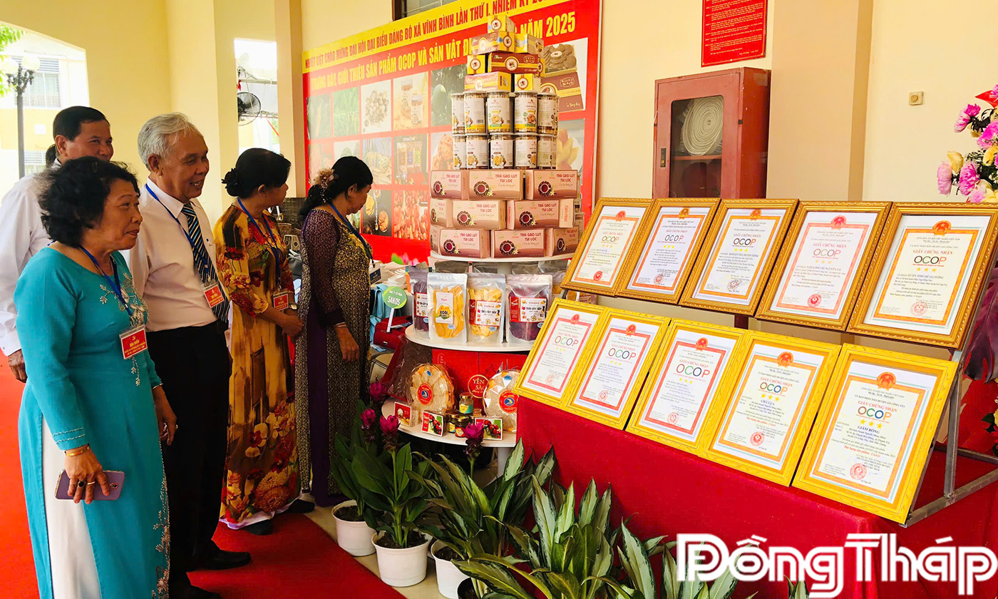 Đại biểu tham quan trưng bài sản phẩm OCOP của địa phương