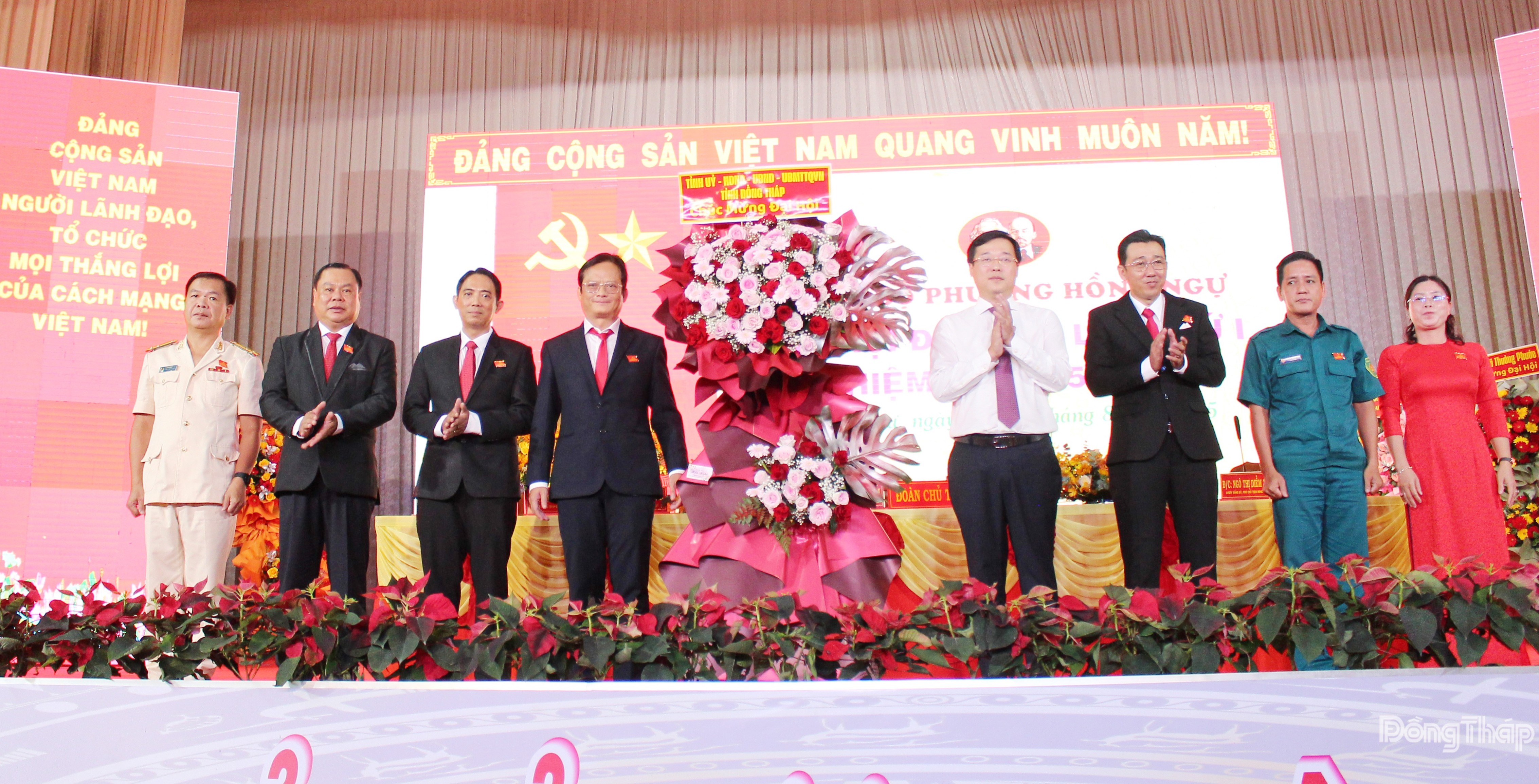 Đồng chí Lê Quốc Phong, Ủy viên Ban Chấp hành Trung ương Đảng, Bí thư Tỉnh ủy Đồng Tháp tặng hoa chúc mừng Đại hội.