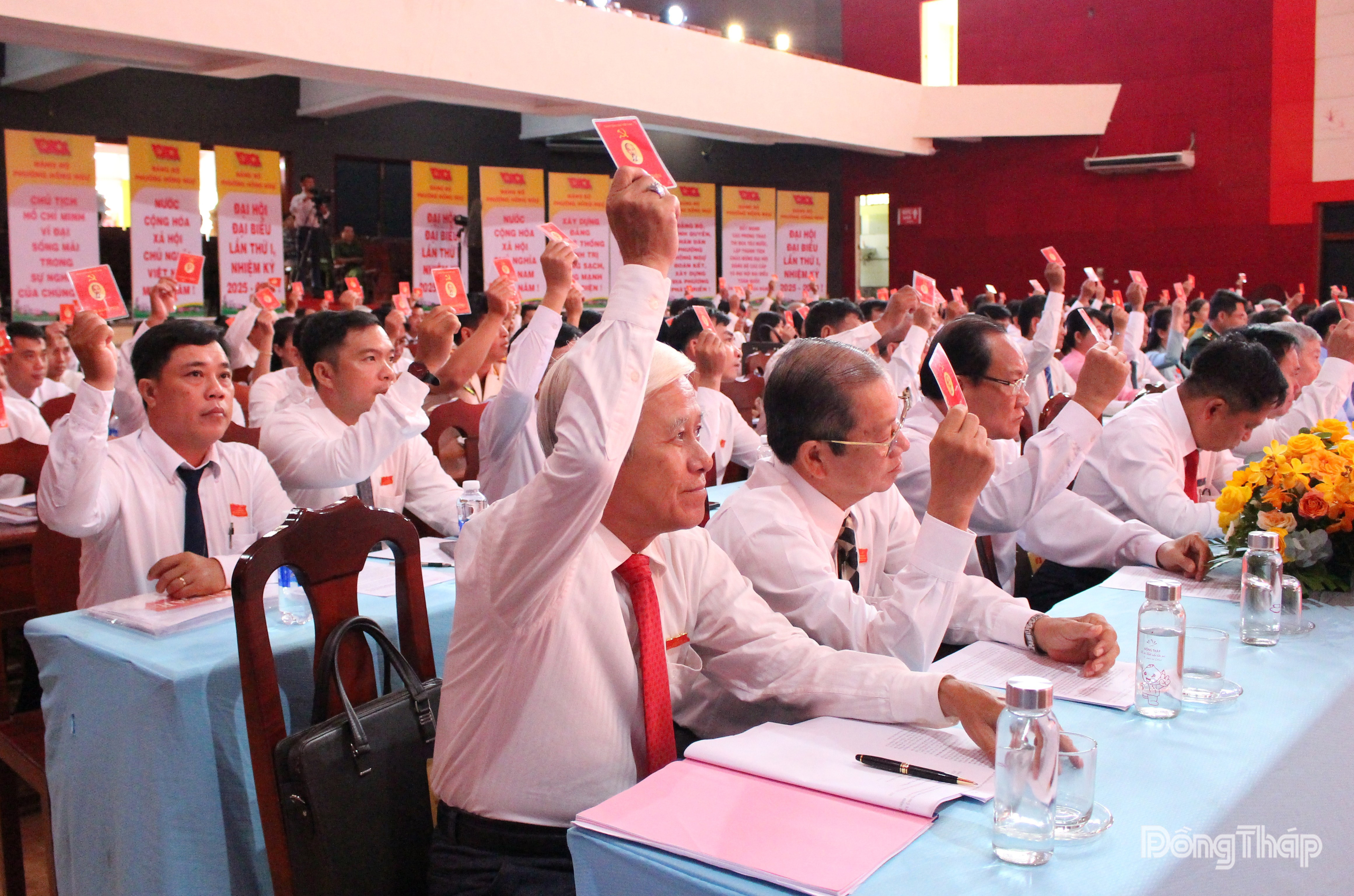 Đại biểu biểu quyết các chỉ tiêu.