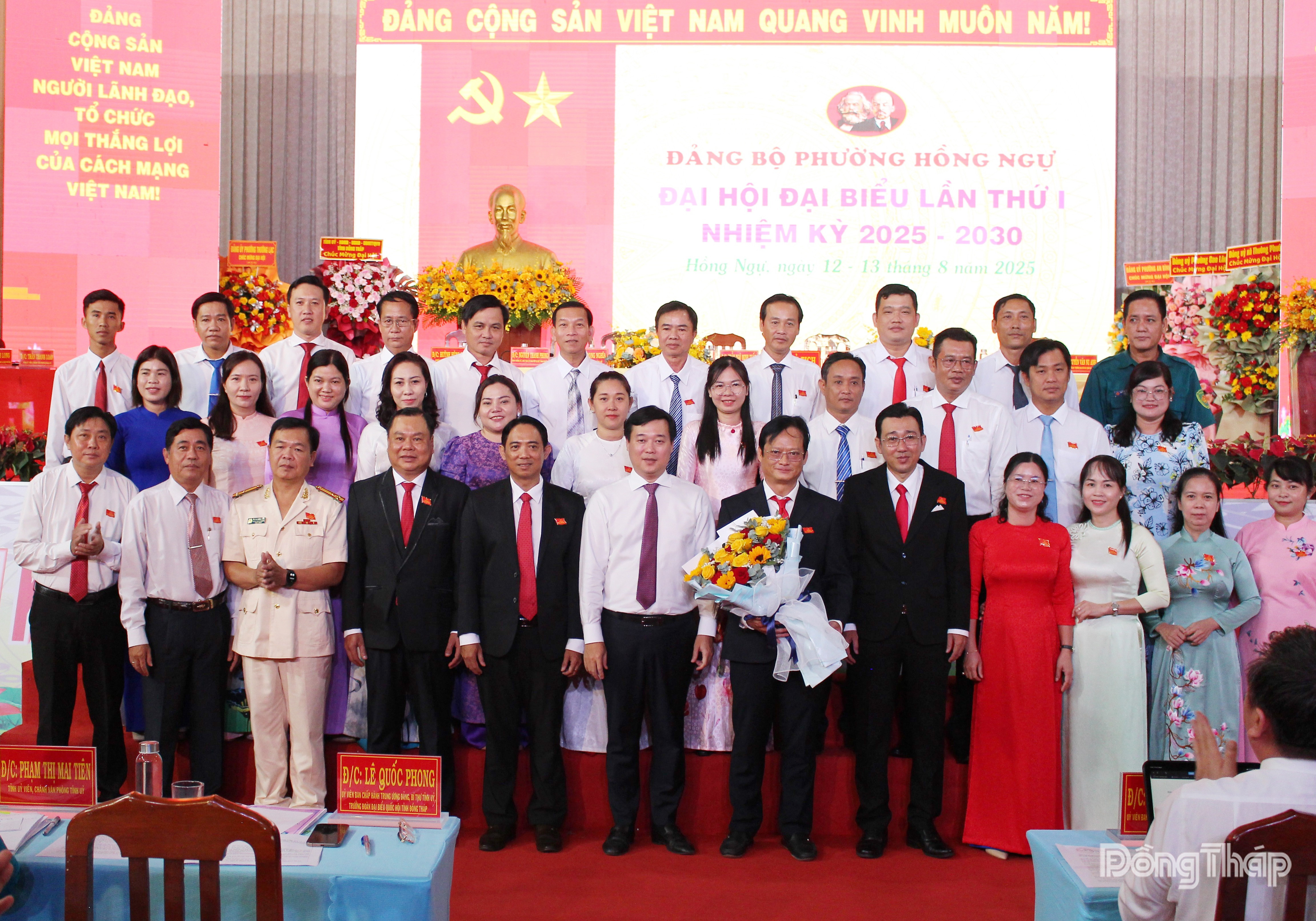 Đồng chí Lê Quốc Phong, Ủy viên Ban Chấp hành Trung ương Đảng, Bí thư Tỉnh ủy Đồng Tháp tặng hoa chúc mừng Ban Chấp hành Đảng bộ phường Hồng Ngự, nhiệm kỳ 2025 - 2030.