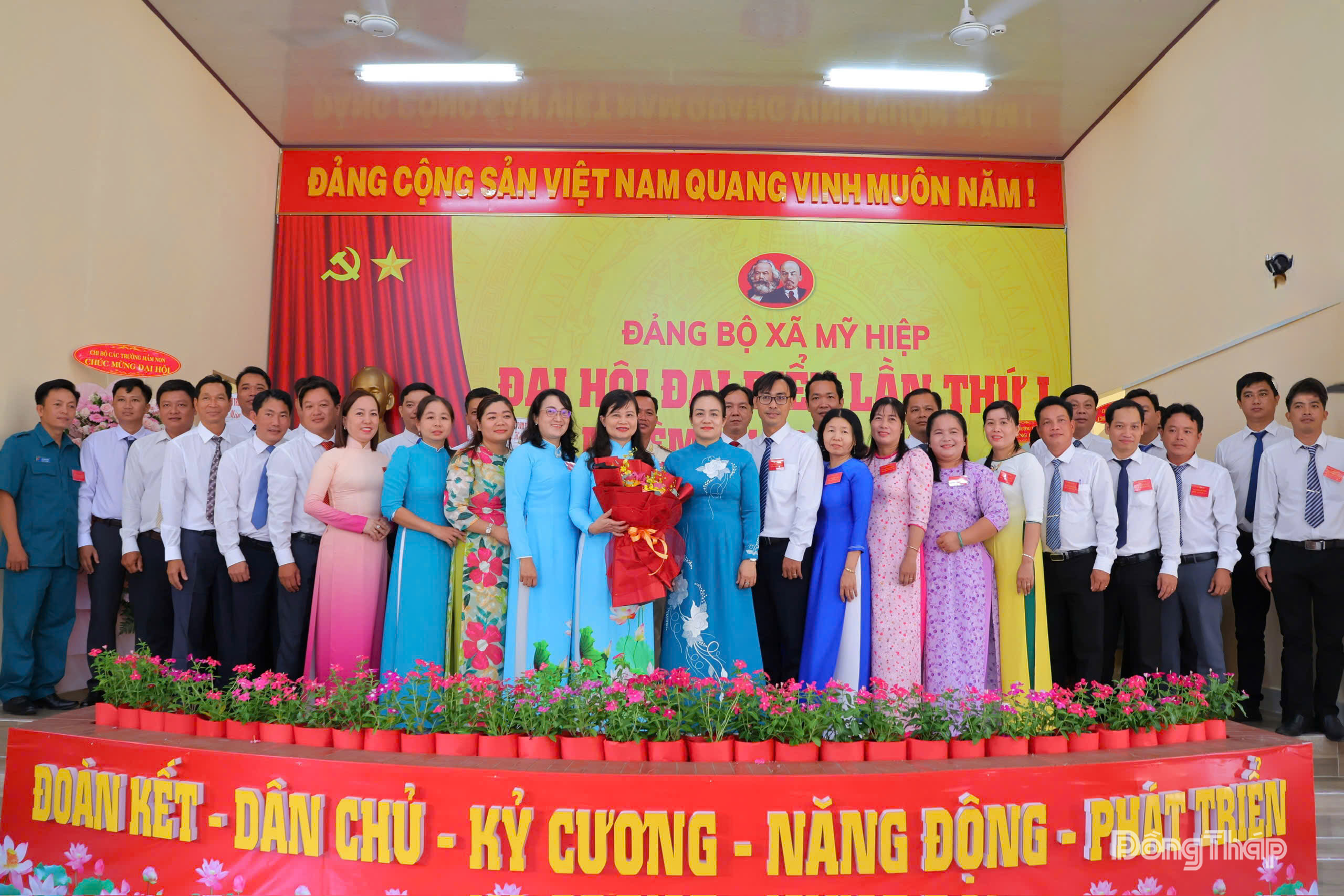 Đồng chí Nguyễn Hải Trâm tặng hoa chúc mừng Ban Chấp hành nhiệm kỳ mới