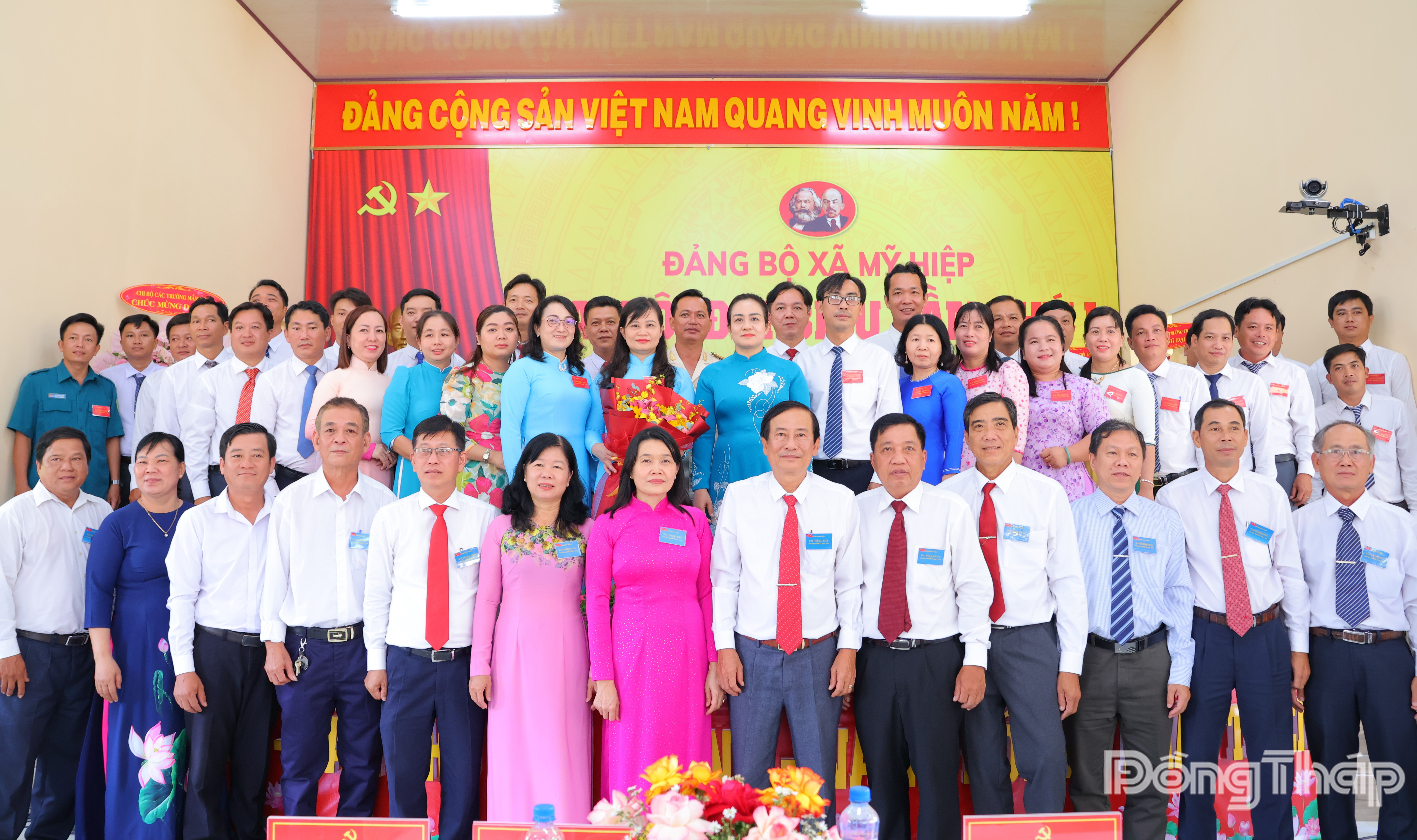 Lãnh đạo tỉnh chụp ảnh lưu niệm cùng Ban Chấp hành nhiệm kỳ mới của xã Mỹ Hiệp