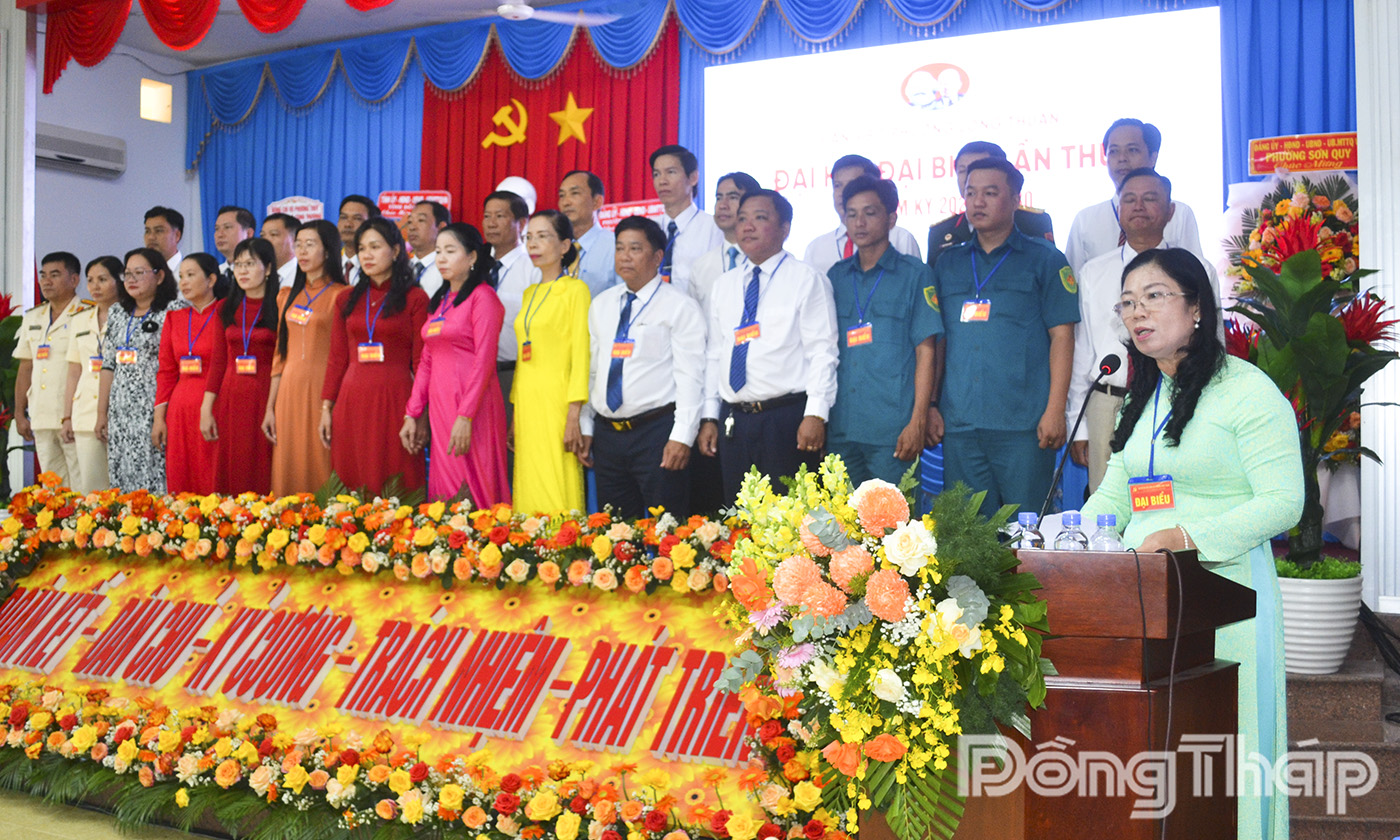 Đồng chí Lê Thị Đẩu, Bí thư Đảng ủy, Chủ tịch HĐND phường Long Thuận thay mặt Ban Chấp hành Đảng bộ phường, phát biểu tại Đại hội.