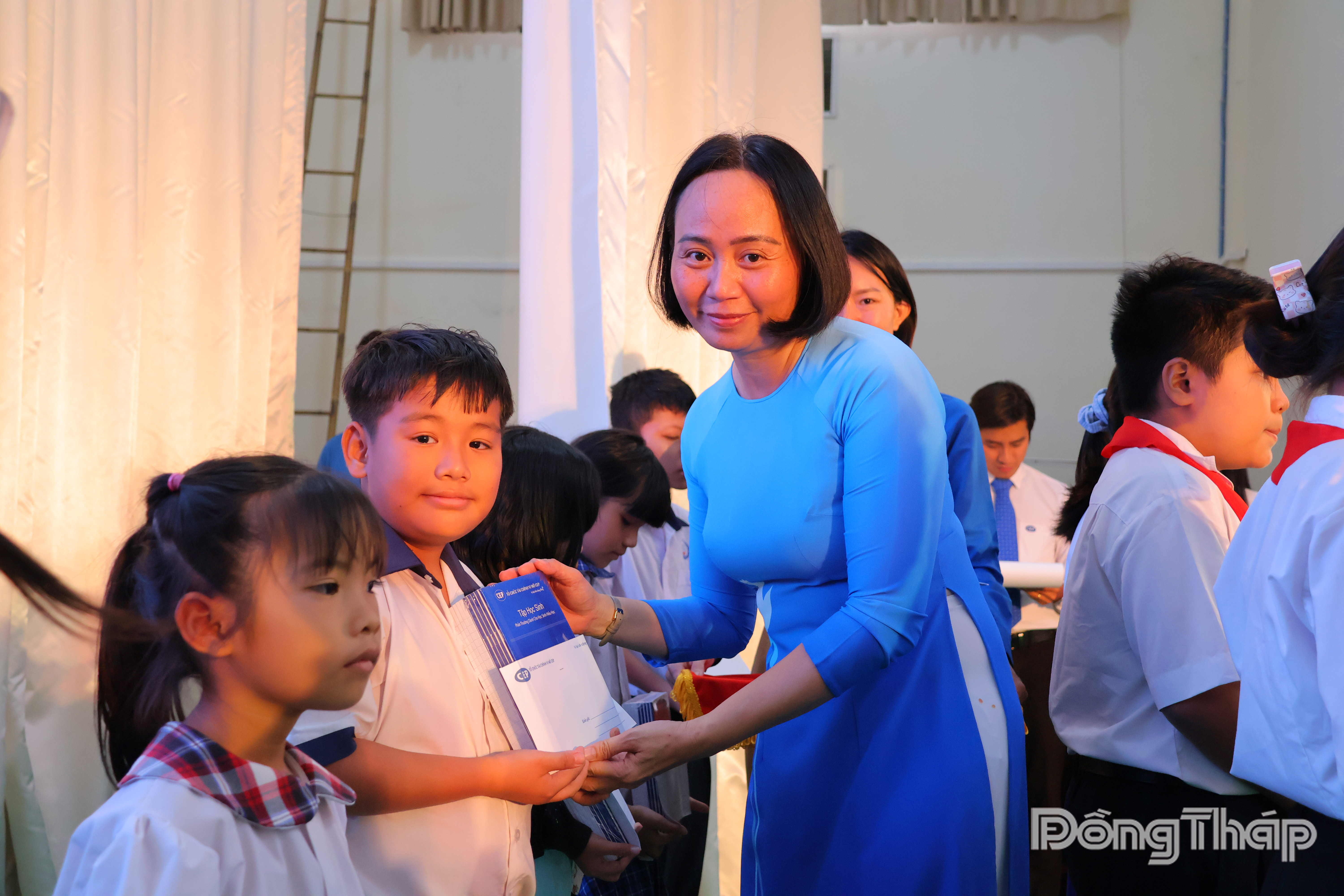 Bà Nguyễn Thị Ngọc Dung, Giám đốc Chi nhánh CEP Cao Lãnh trao học bổng cho các em học sinh có hoàn cảnh khó khăn