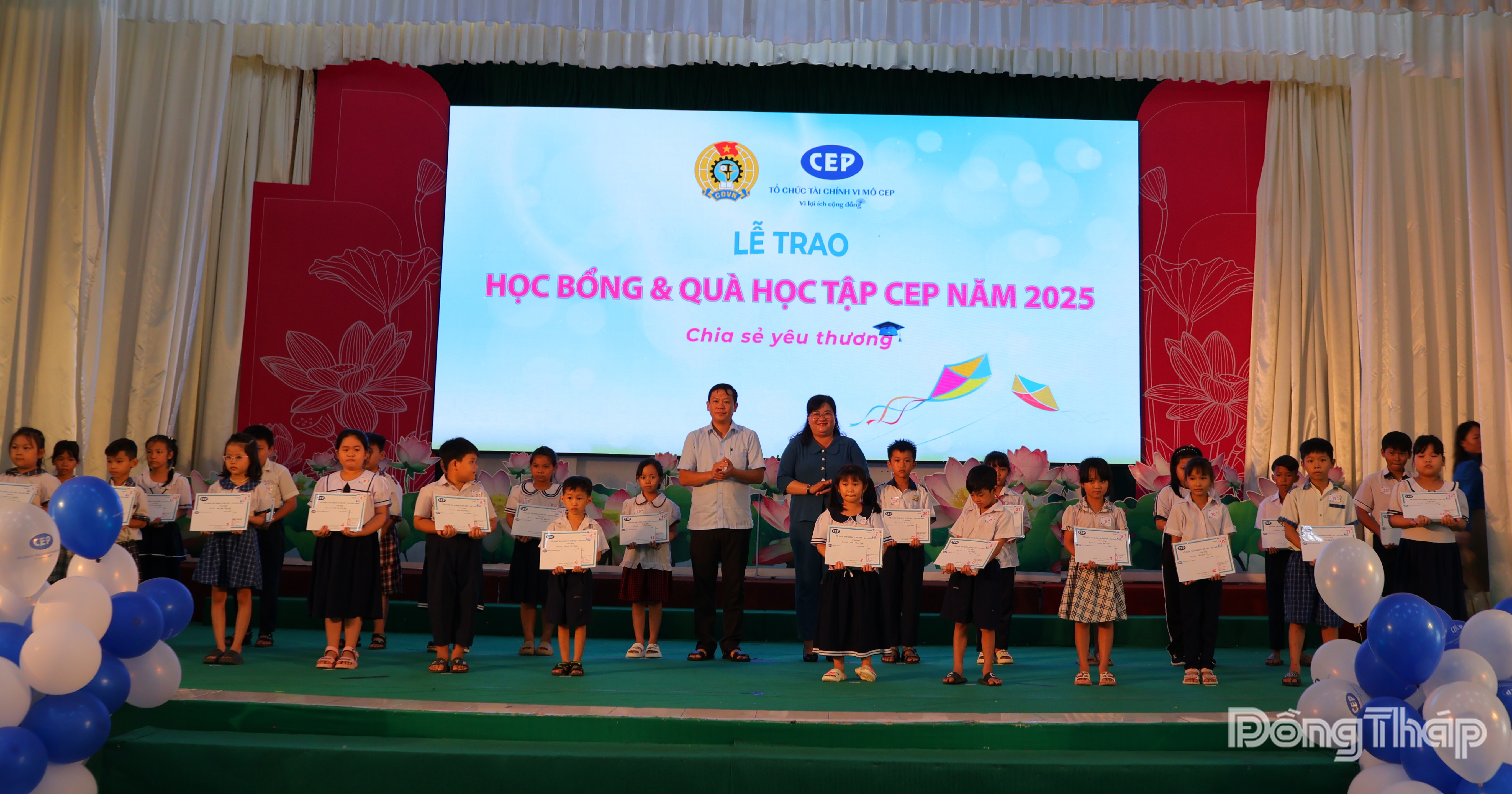 Đại diện lãnh đạo phường Mỹ Trà và phường Cao Lãnh trao học bổng cho các em học sinh có hoàn cảnh khó khăn