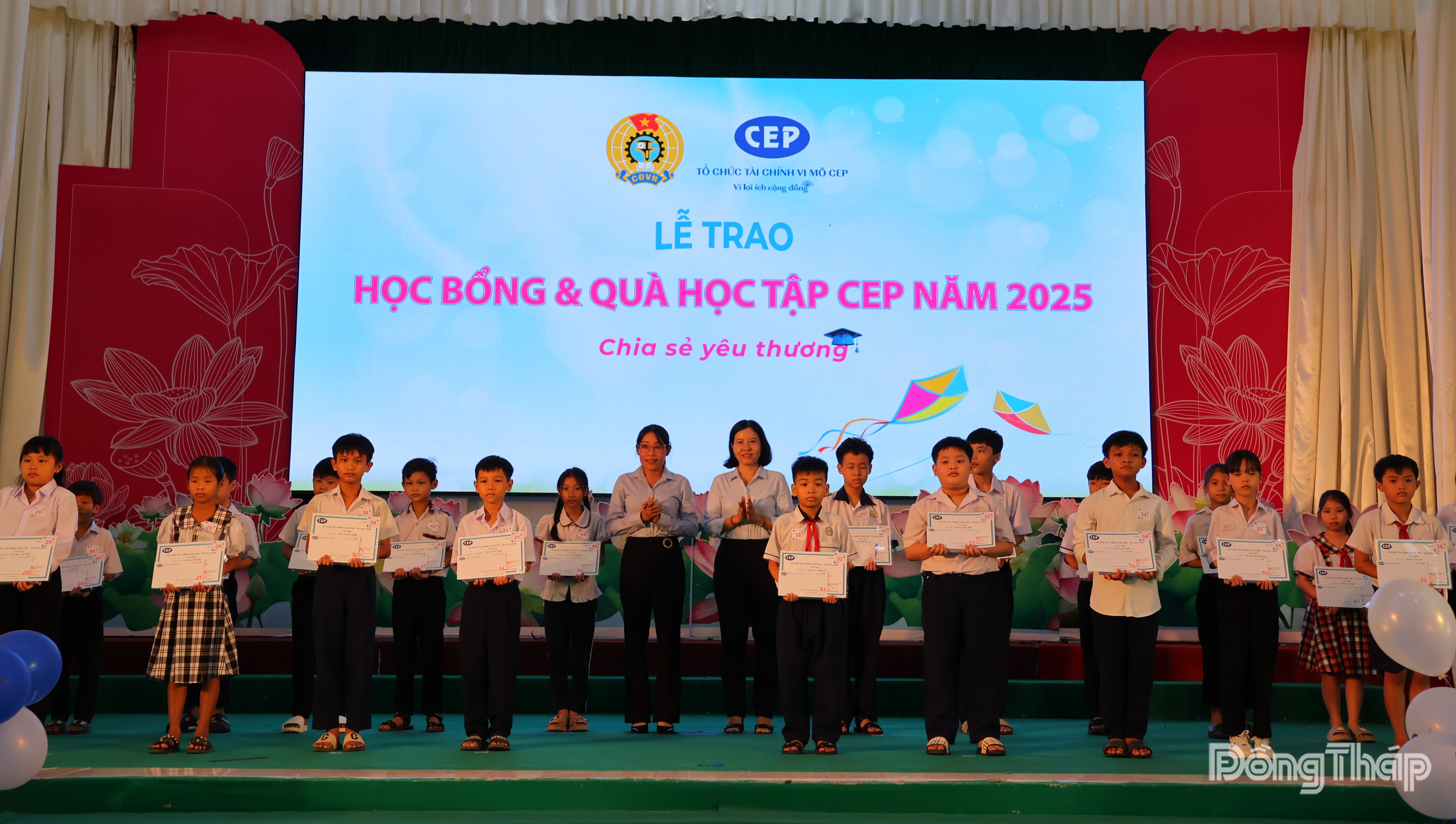 Có 259 em học sinh các cấp có hoàn cảnh khó khăn tại Đồng Tháp được Tổ chức Tài chính vi mô CEP tiếp sức mùa khai giảng bằng các phần quà học tập và các suất học bổng