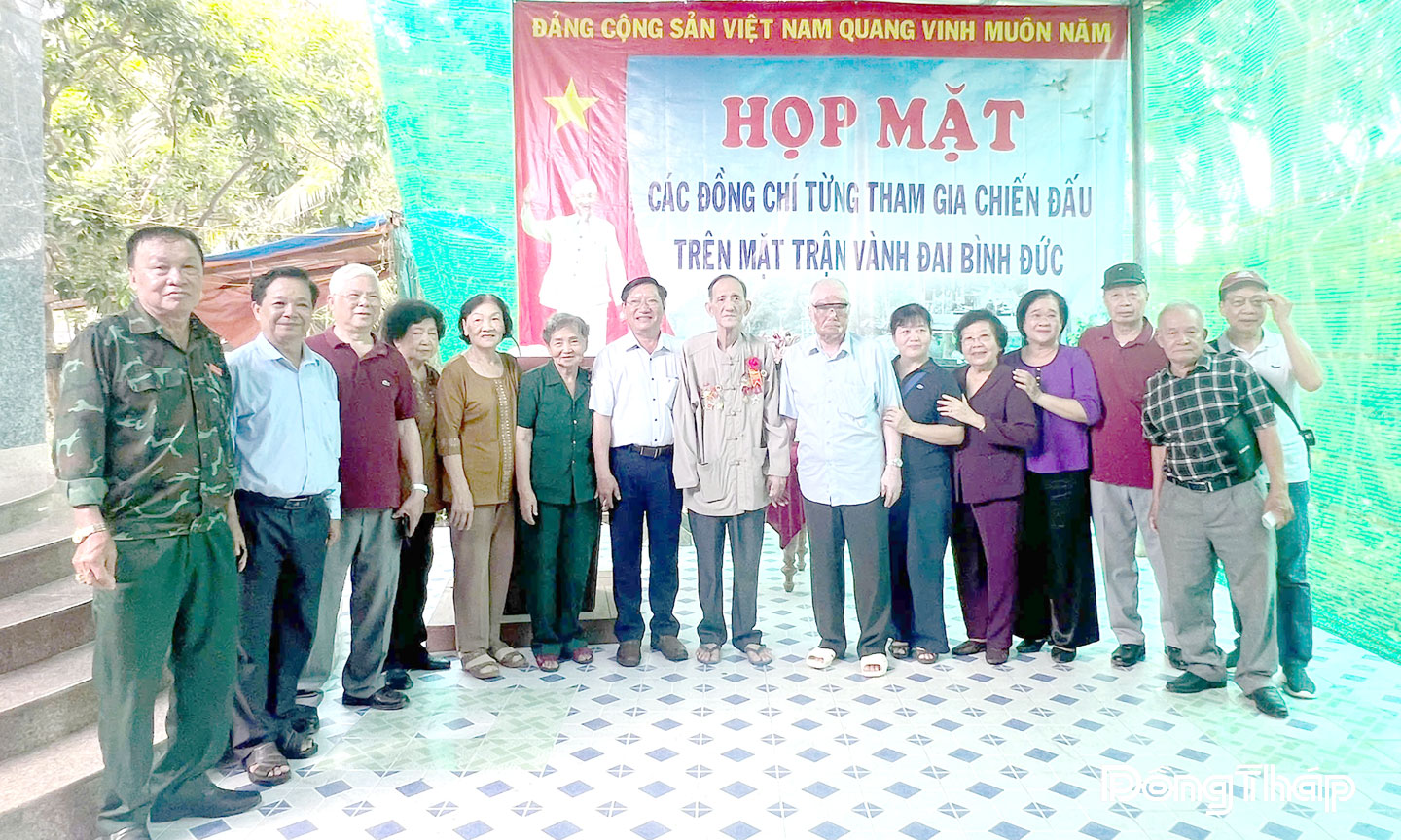 Các cựu cán bộ, chiến sĩ vùng “vành đai Bình Đức” trong buổi họp mặt.