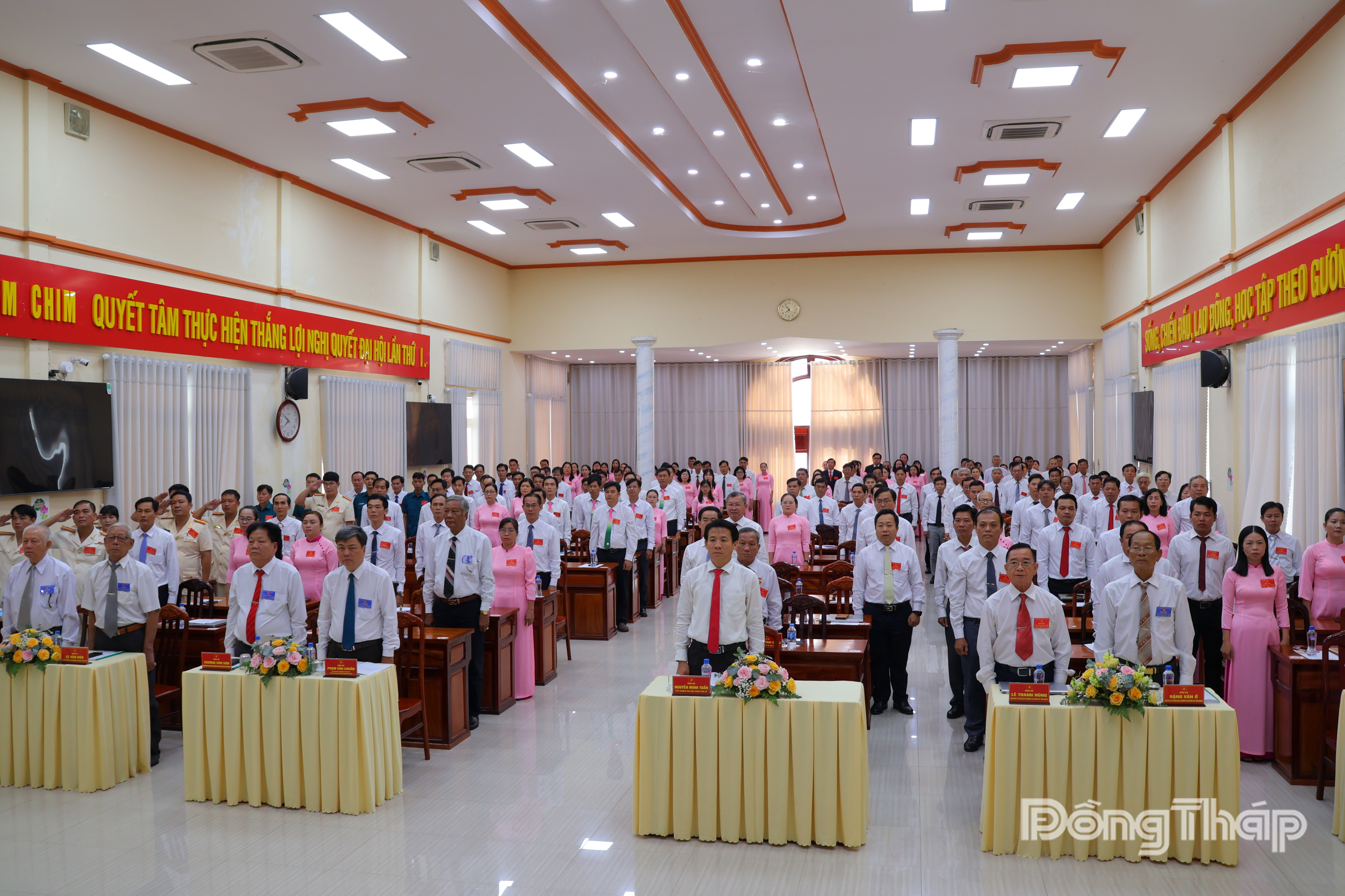 Các đại biểu thực hiện nghi thức chào cờ.