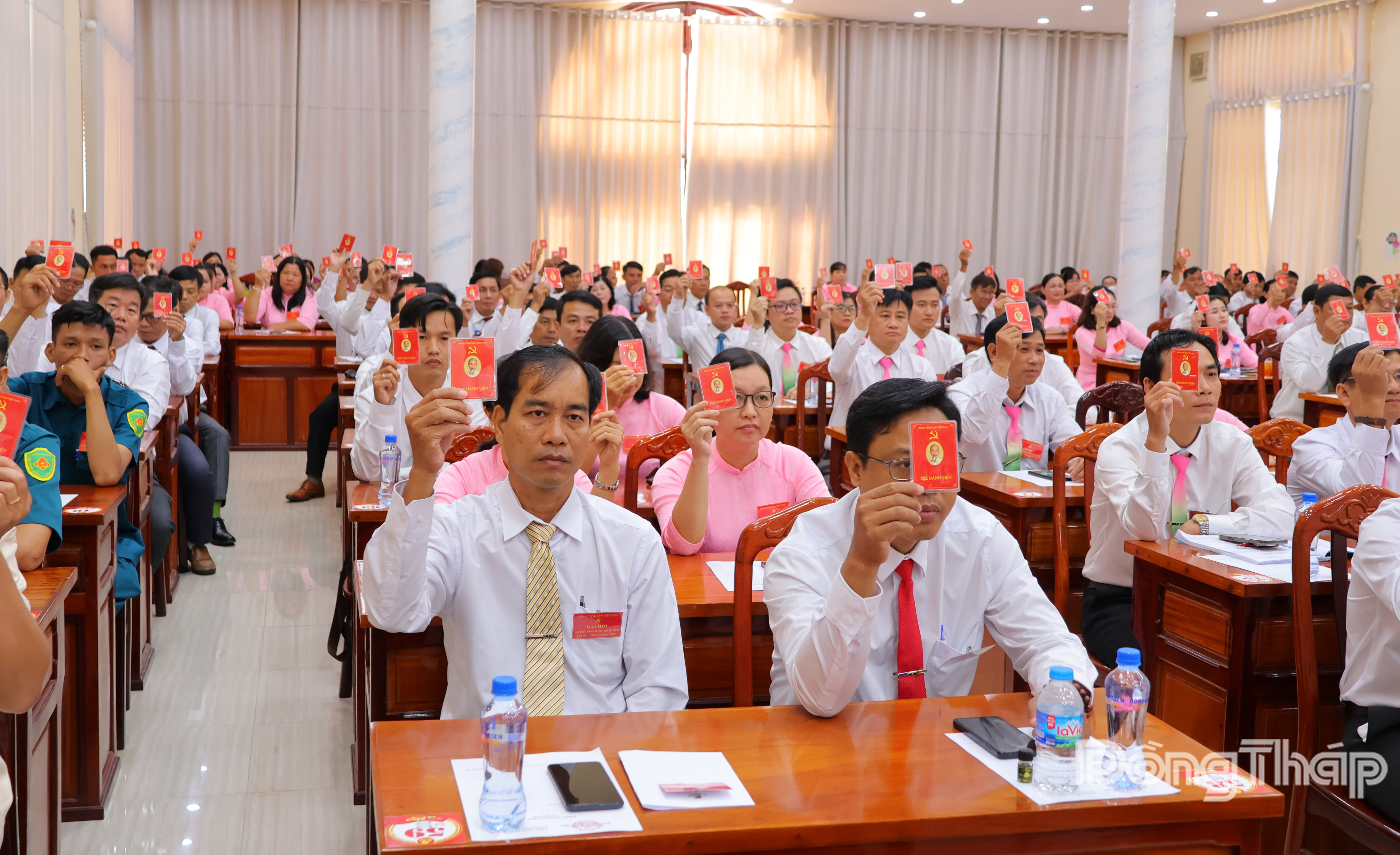 Đại biểu biểu quyết tại Đại hội.