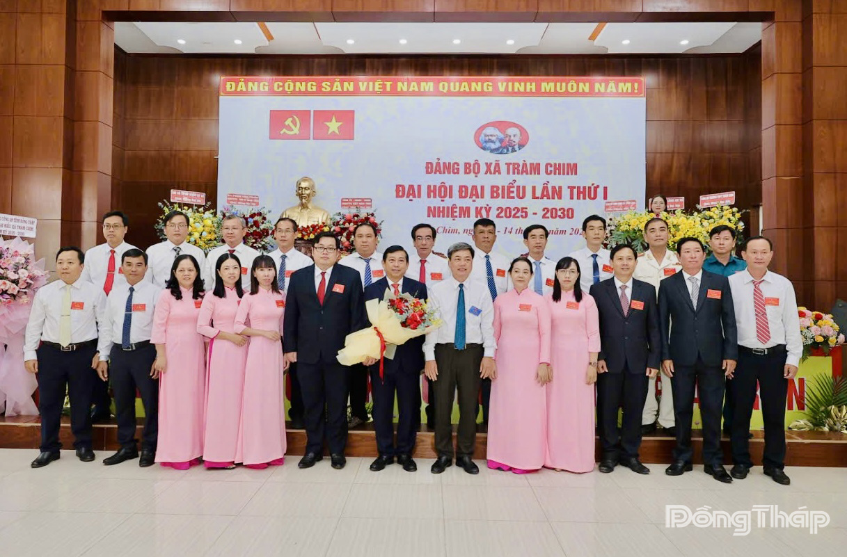 Đồng chí Phạm Văn Chuẩn, Ủy viên Ban Thường vụ Tỉnh ủy, Phó Chủ tịch HĐND tỉnh Đồng Tháp tặng hoa chúc mừng Ban Chấp hành nhiệm kỳ mới.