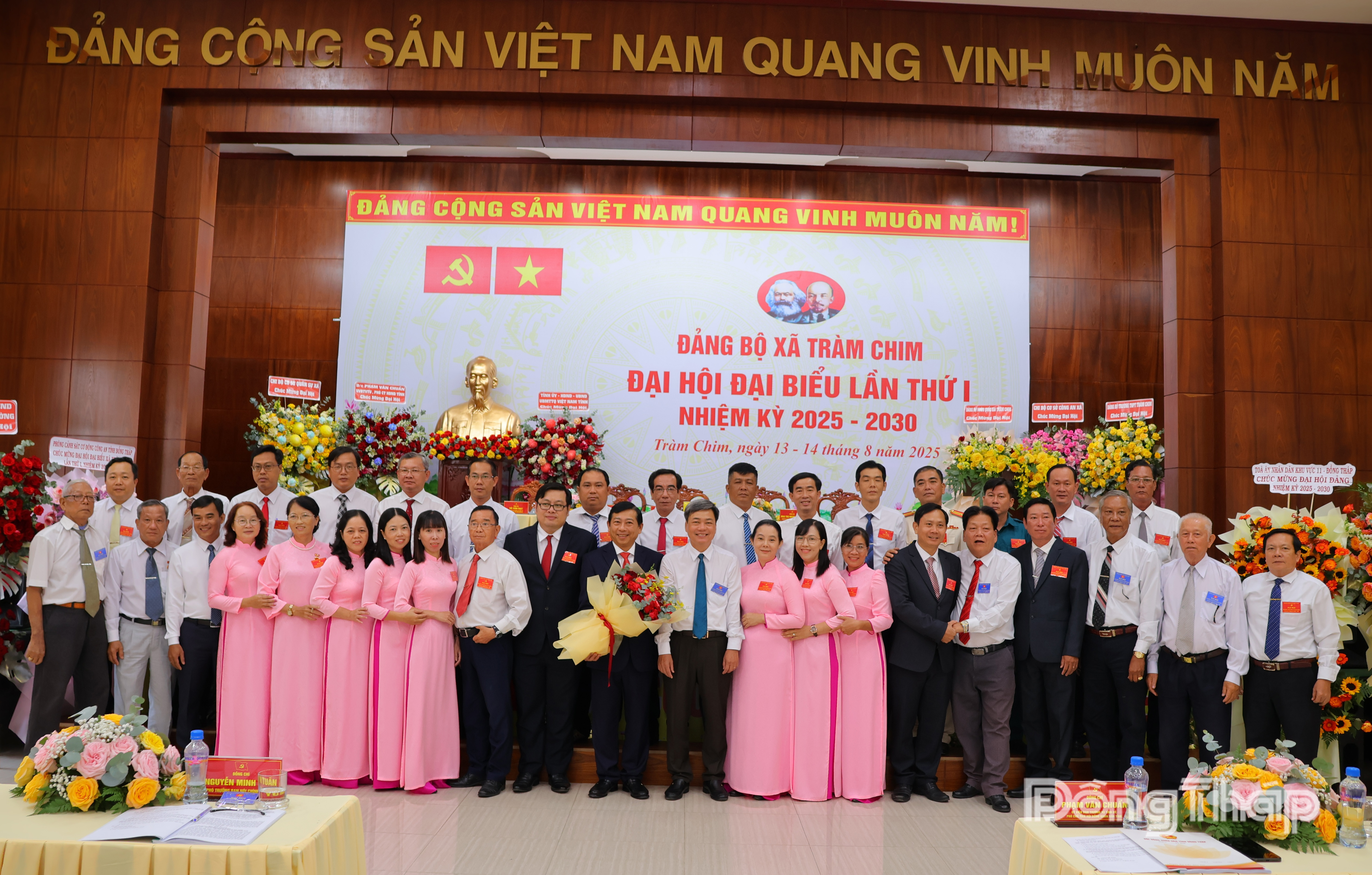 Lãnh đạo tỉnh chụp ảnh lưu niệm cùng Ban Chấp hành nhiệm kỳ mới của xã Tràm Chim.