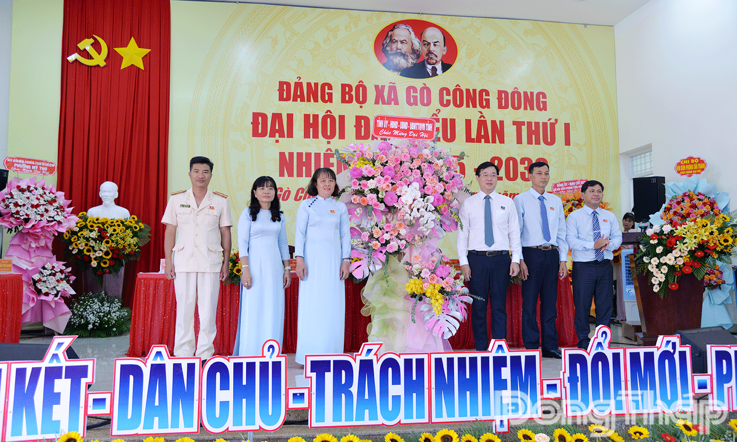 Đồng chí Lê Quốc Phong, Ủy viên Ban Chấp hành Trung ương Đảng, Bí thư Tỉnh ủy Đồng Tháp tặng hoa chúc mừng Đại hội.