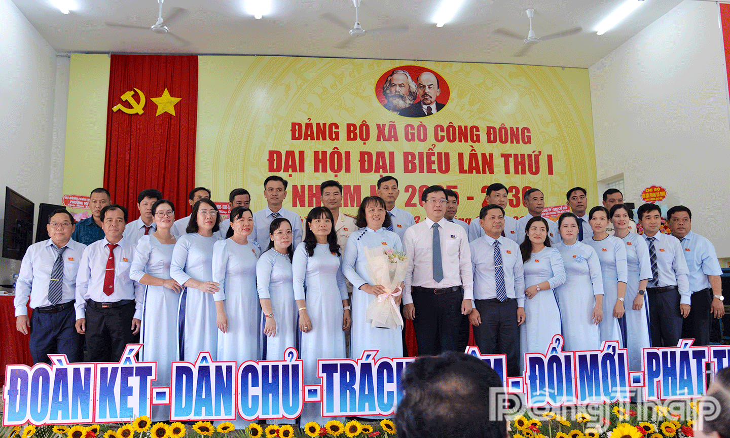 Đồng chí Lê Quốc Phong tặng hoa chúc mừng Ban Chấp hành Đảng bộ xã Gò Công Đông, nhiệm kỳ 2025 - 2030