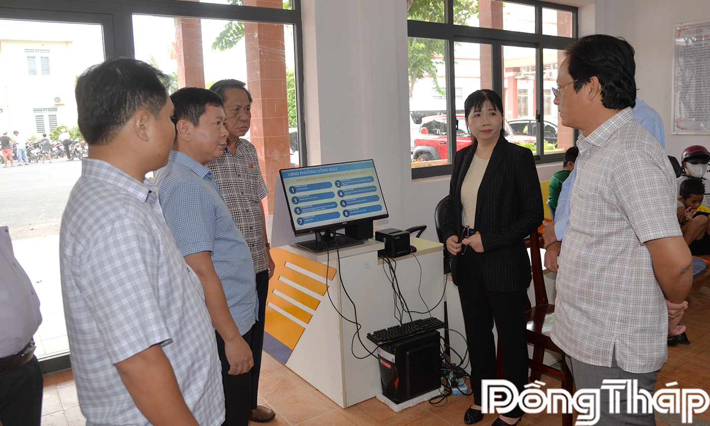 Đoàn khảo sát thực tế tình hình vận hành bộ máy mới tại Trung tâm Phục vụ hành chính công phường Hồng Ngự