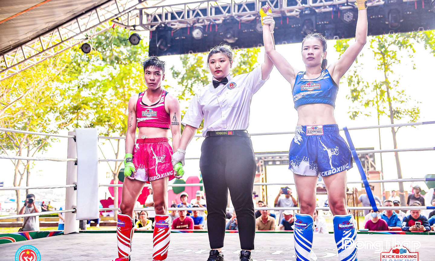 Trọng tài Ngô Mỹ Giang điều hành trận chung kết Kick - boxing toàn quốc năm 2025.