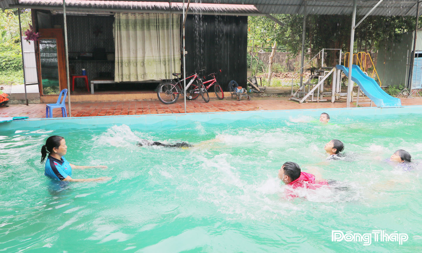 Sau nhiều buổi học, các em đã dạn dĩ, tự tin hơn khi xuống nước.